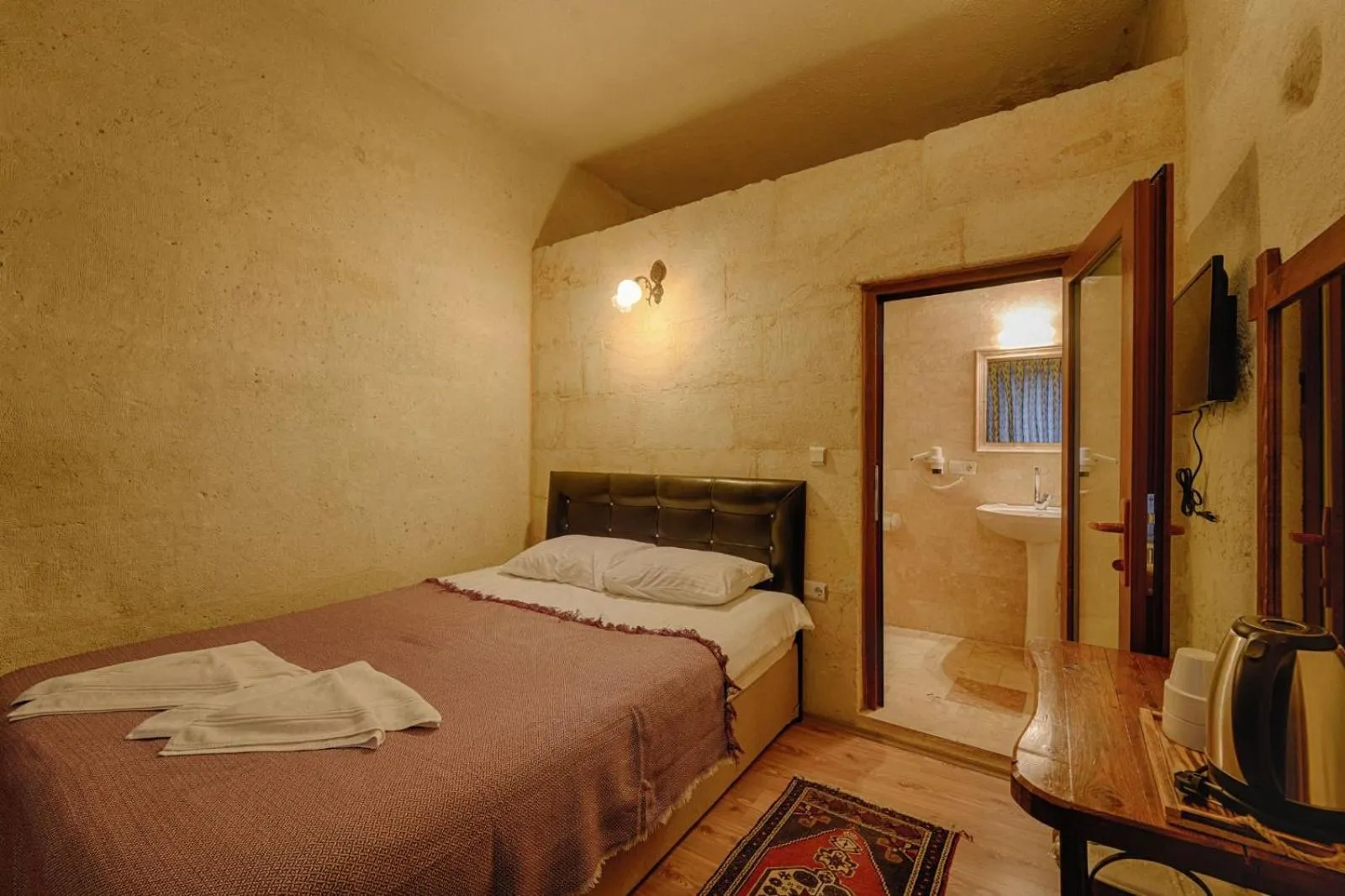 Photo of the whole room, Bed in Avlu Cave House