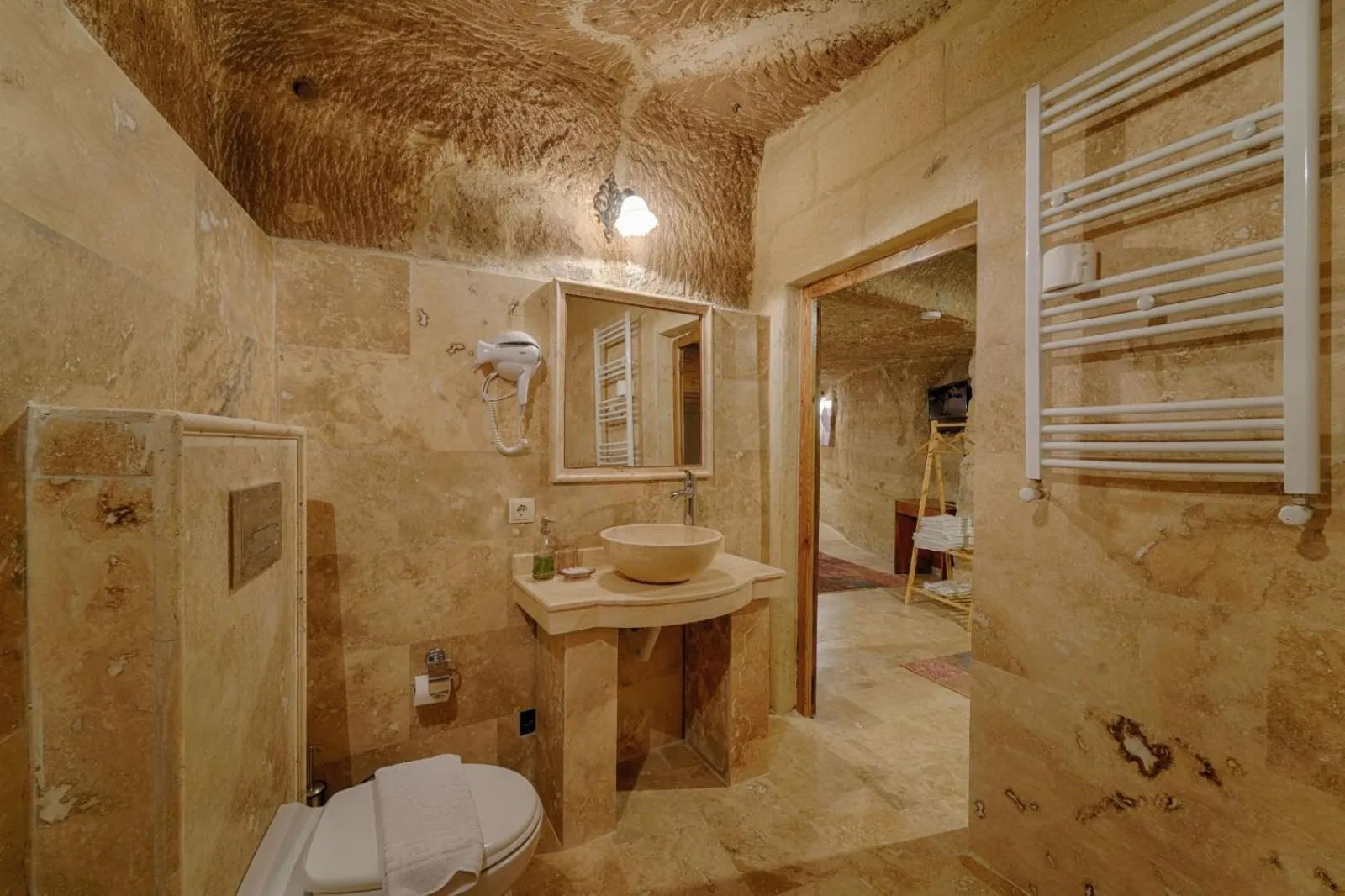 Toilet in Avlu Cave House