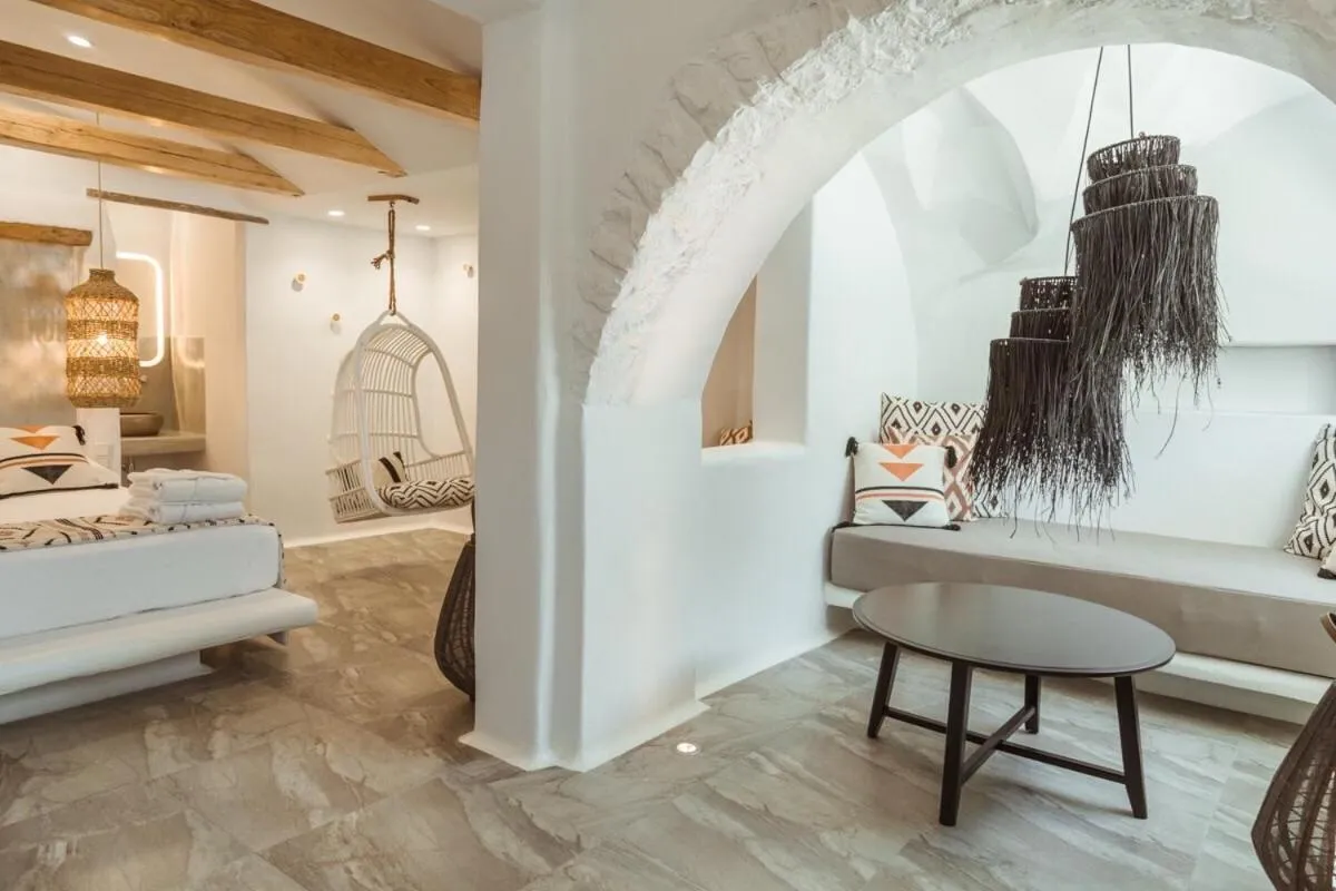 Seating area, Bed in Annio studios