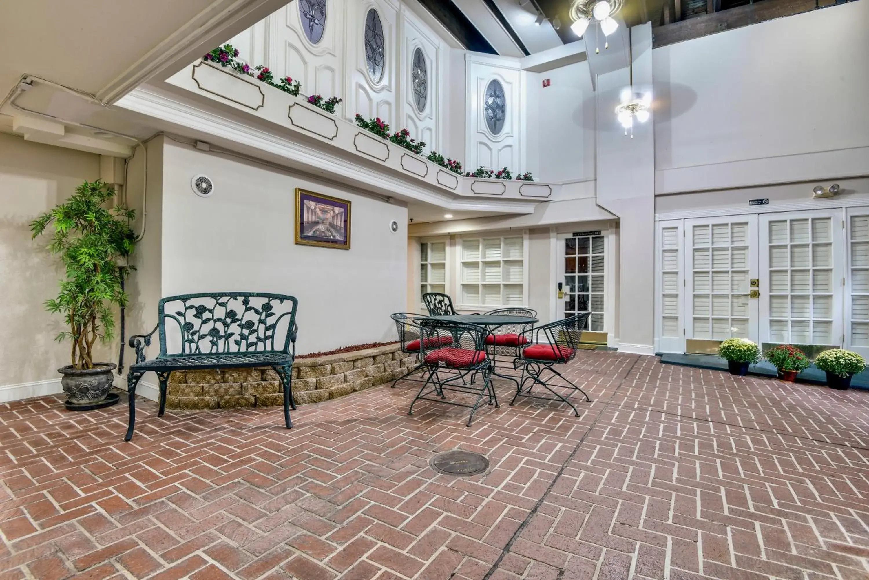 Seating area in Plaza Suites Downtown New Orleans Seating area in Plaza Suites Downtown New Orleans