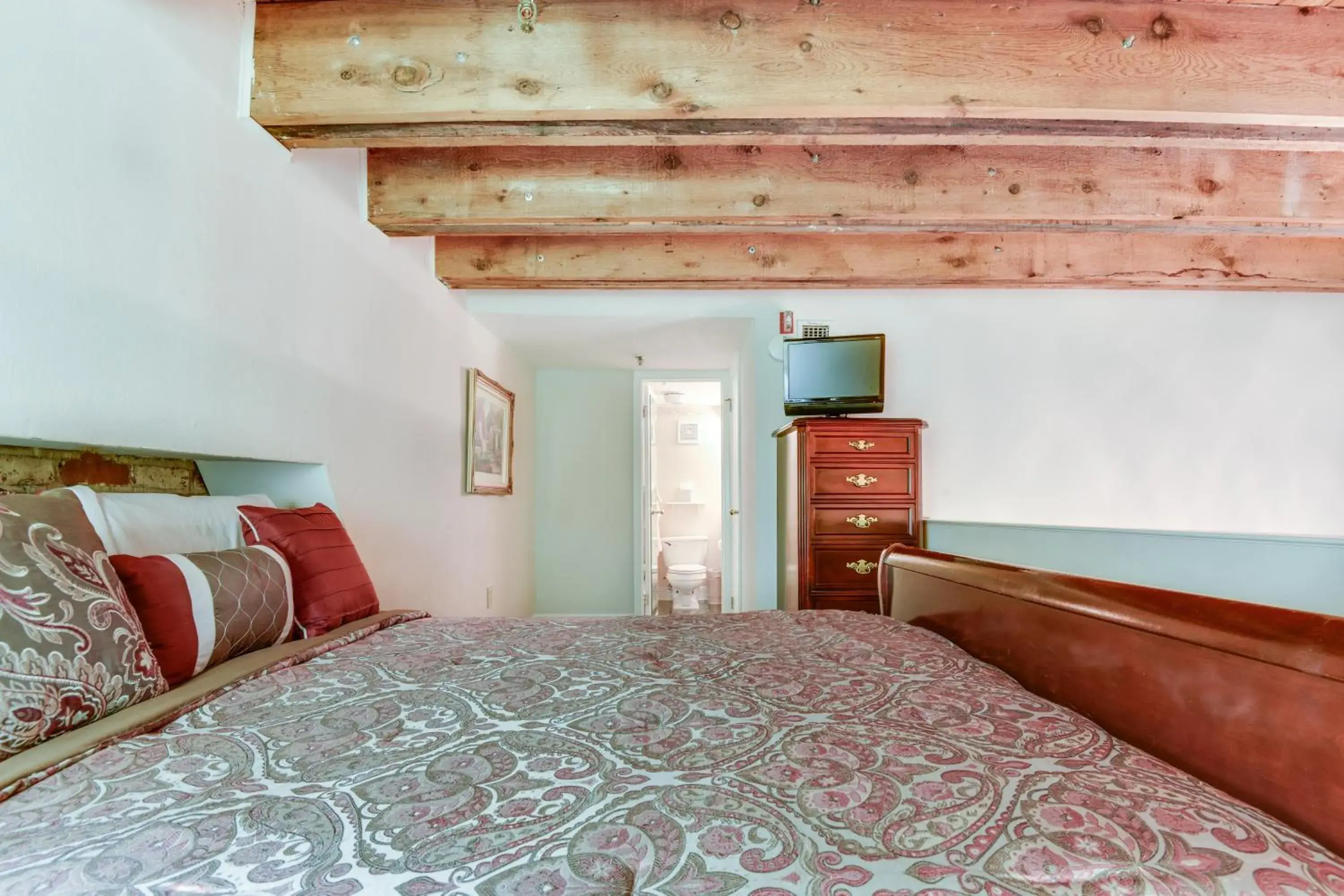 Bedroom, Bed in Plaza Suites Downtown New Orleans Bedroom, Bed in Plaza Suites Downtown New Orleans