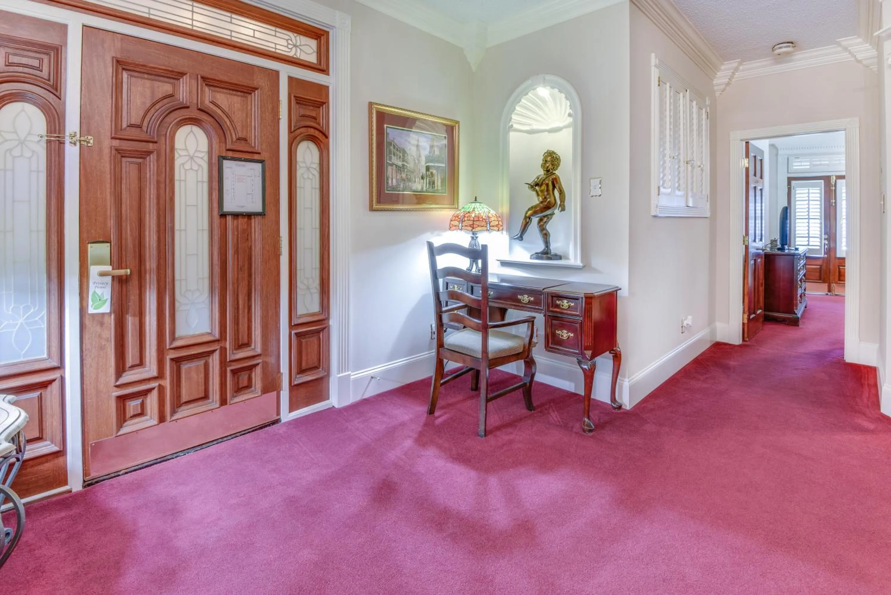 Seating area in Plaza Suites Downtown New Orleans