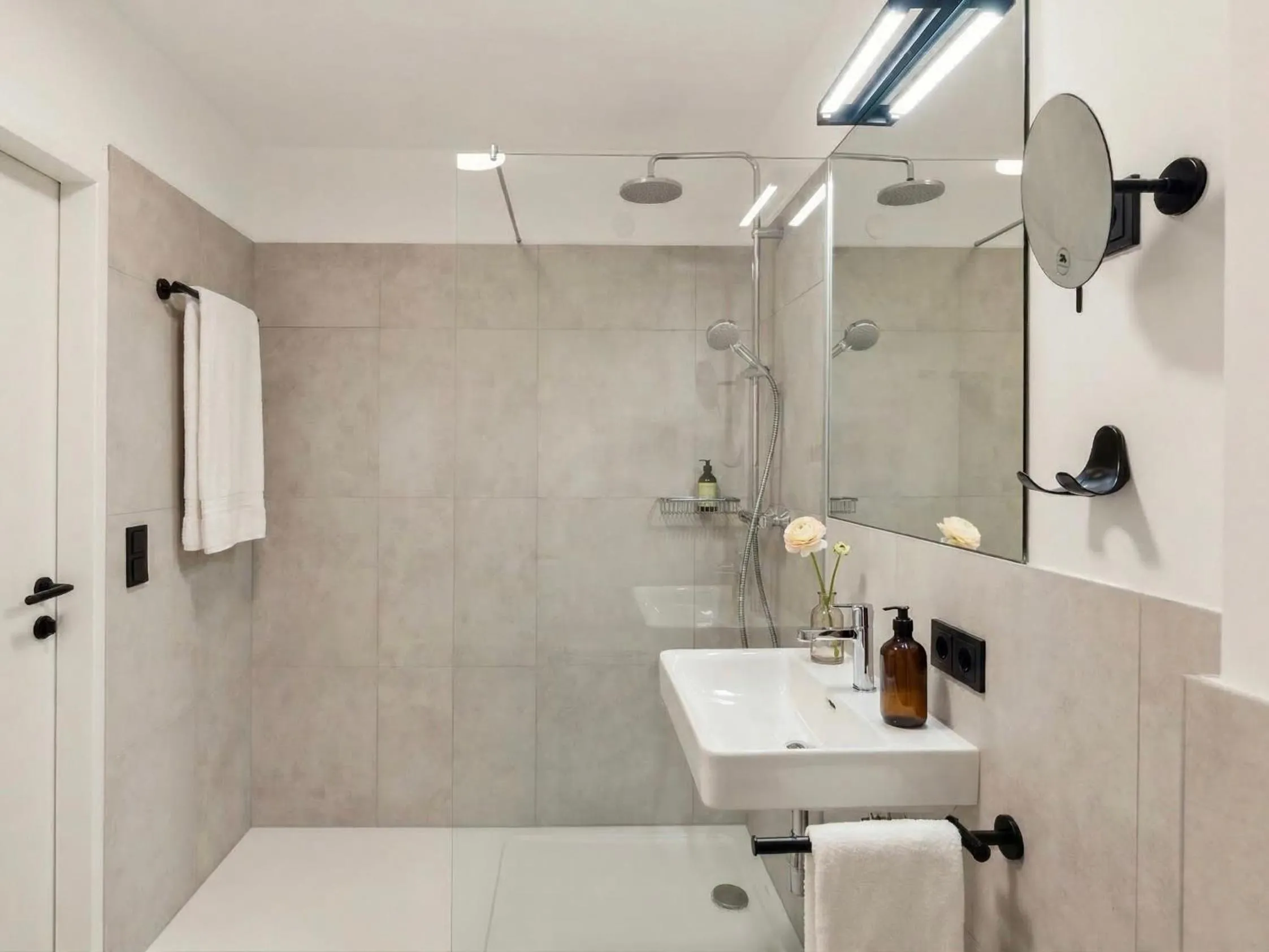 Shower in Limehome Salzburg Sterneckstr