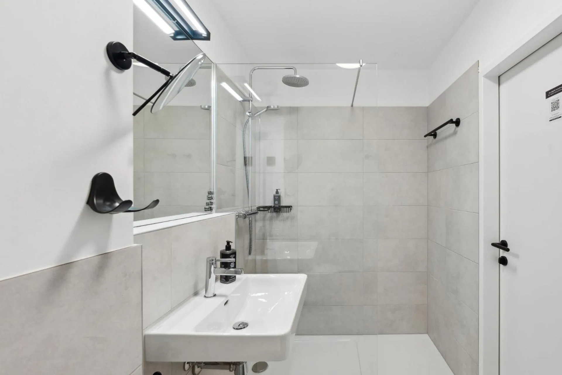 Shower in Limehome Salzburg Sterneckstr