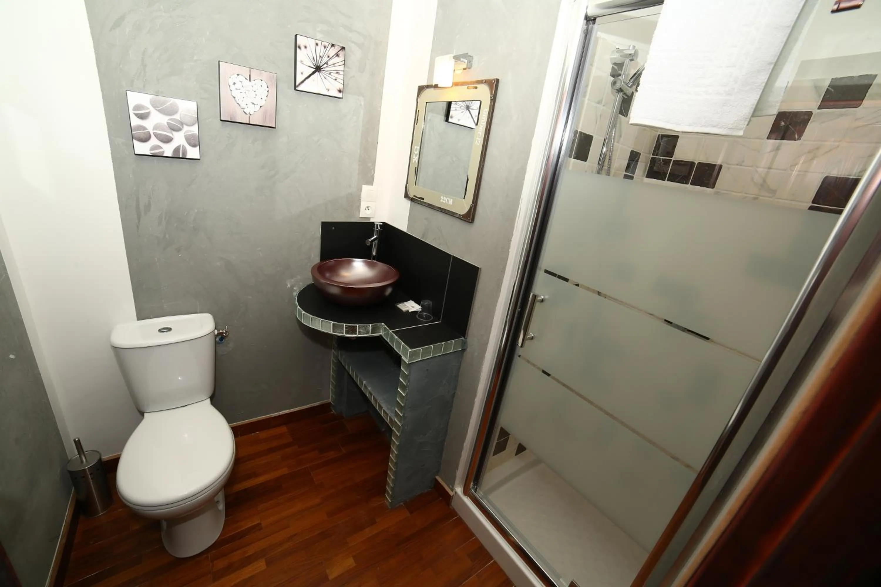 Bathroom in Hôtel de France