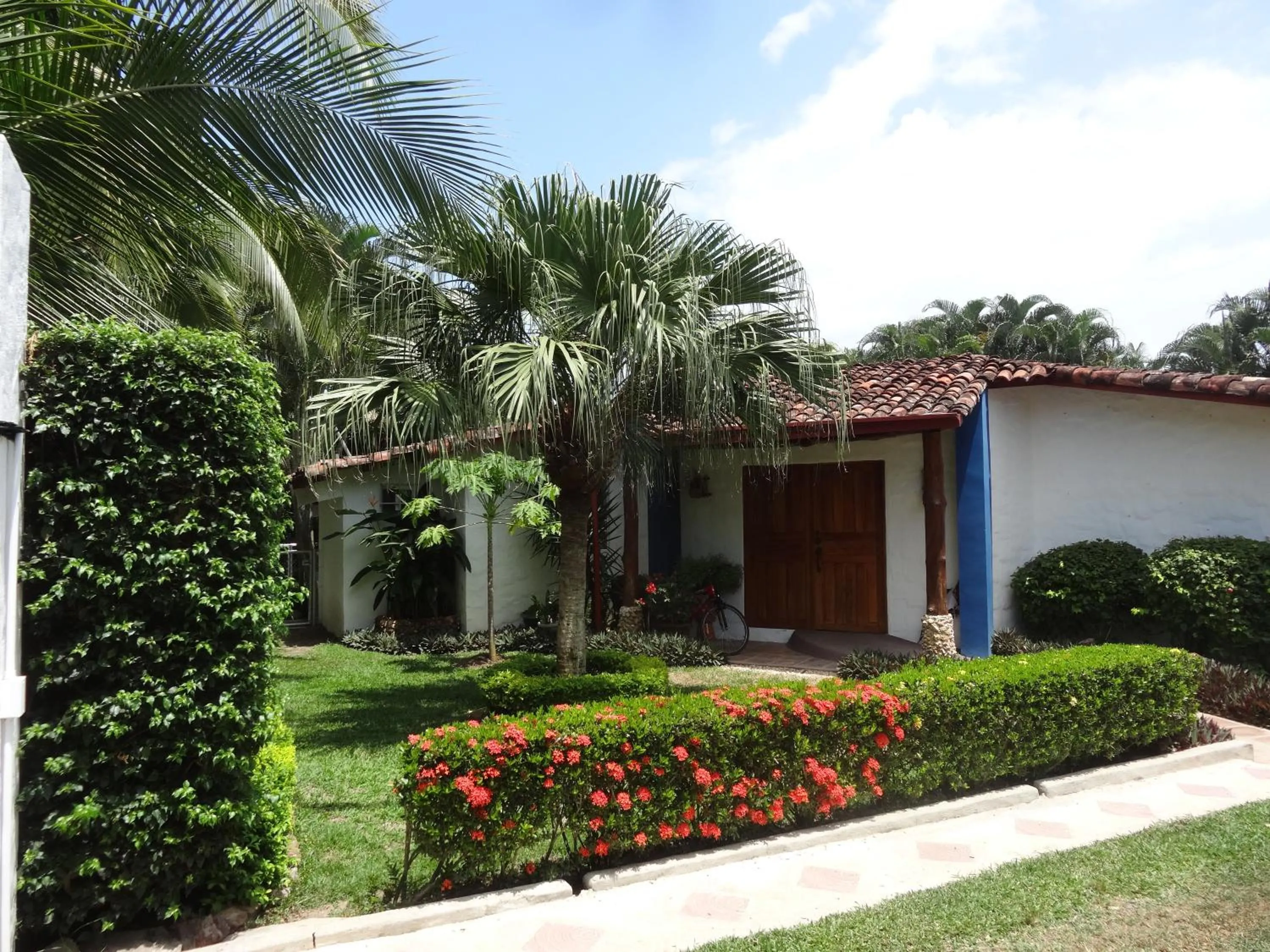 Facade/entrance in Villa Botero By Casa Mojito