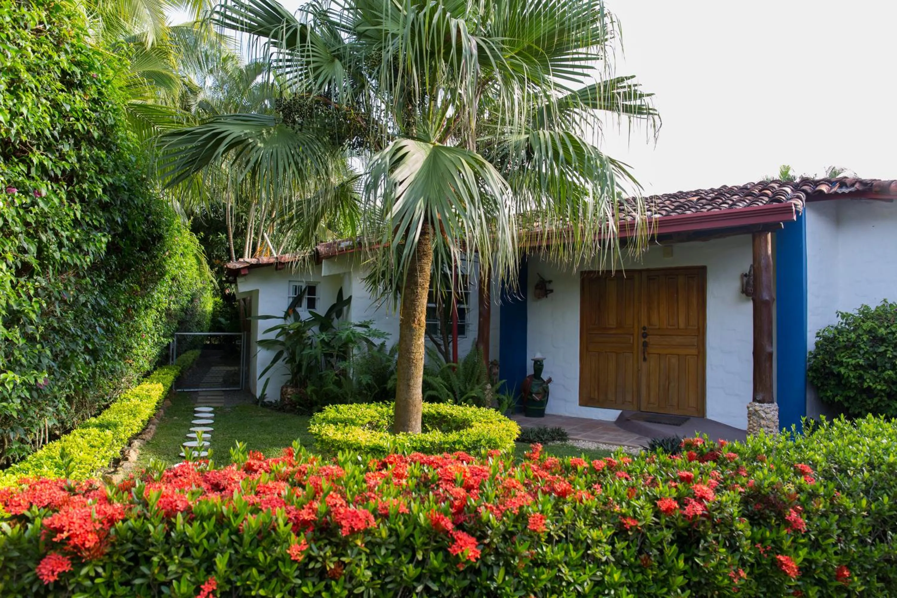 Facade/entrance in Villa Botero By Casa Mojito