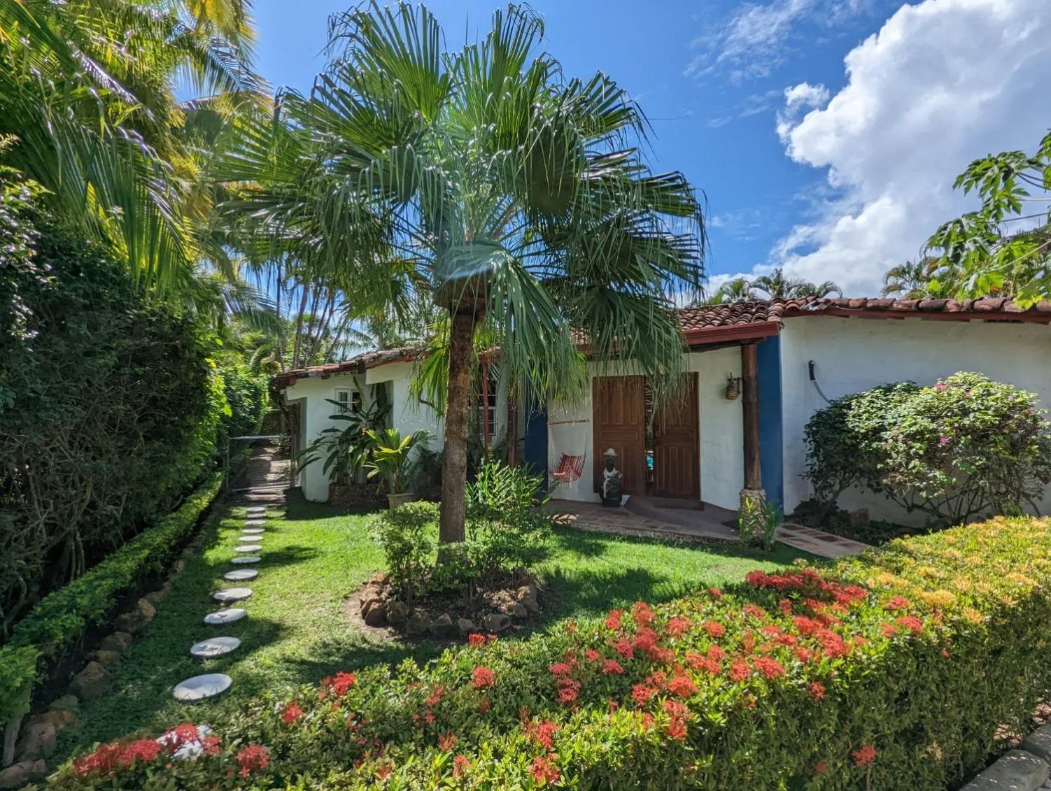 Facade/entrance in Villa Botero By Casa Mojito