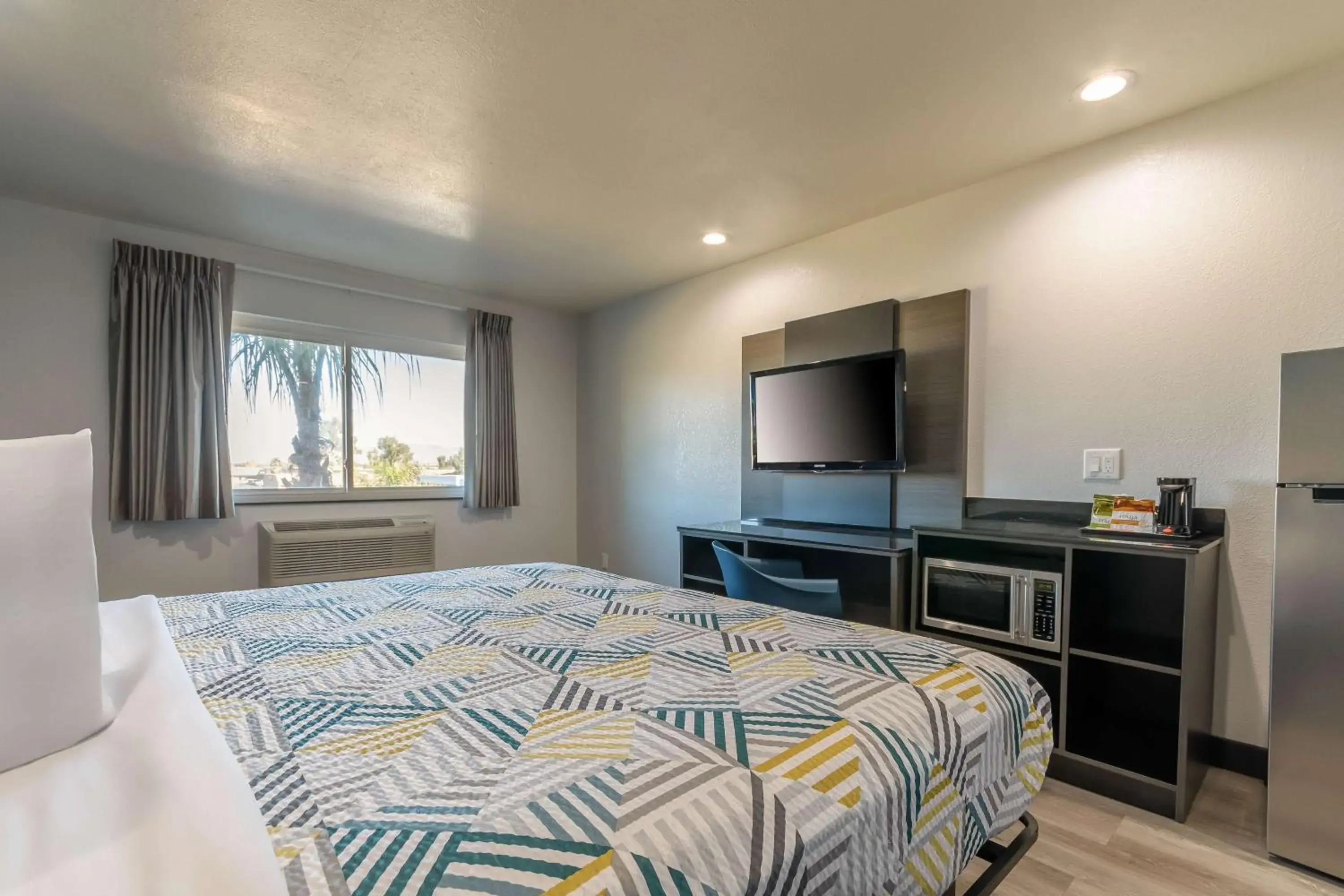 Bedroom, Bed in Studio 6 Suites Perris, CA Bedroom, Bed in Studio 6 Suites Perris, CA