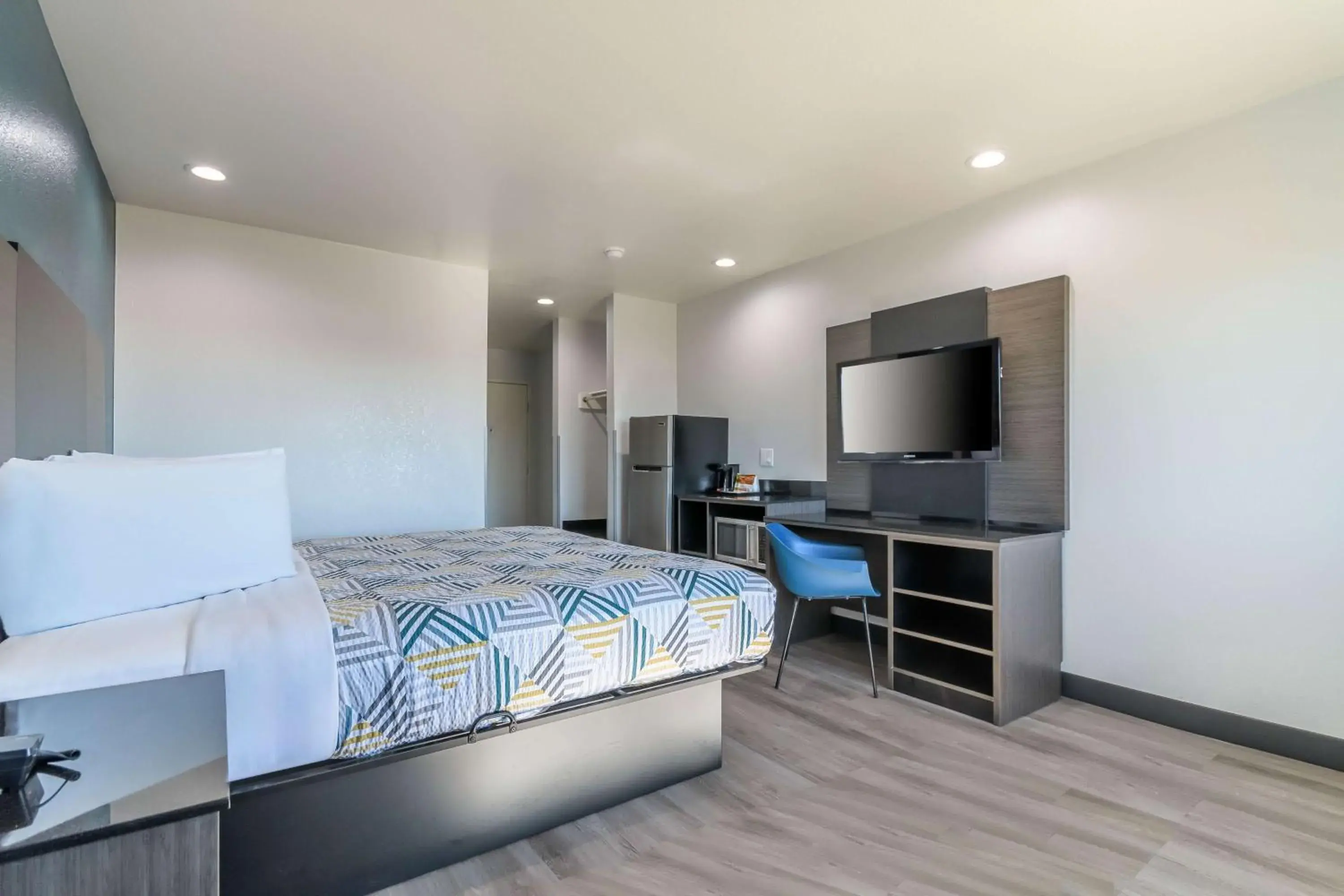 Bedroom, Bed in Studio 6 Suites Perris, CA Bedroom, Bed in Studio 6 Suites Perris, CA