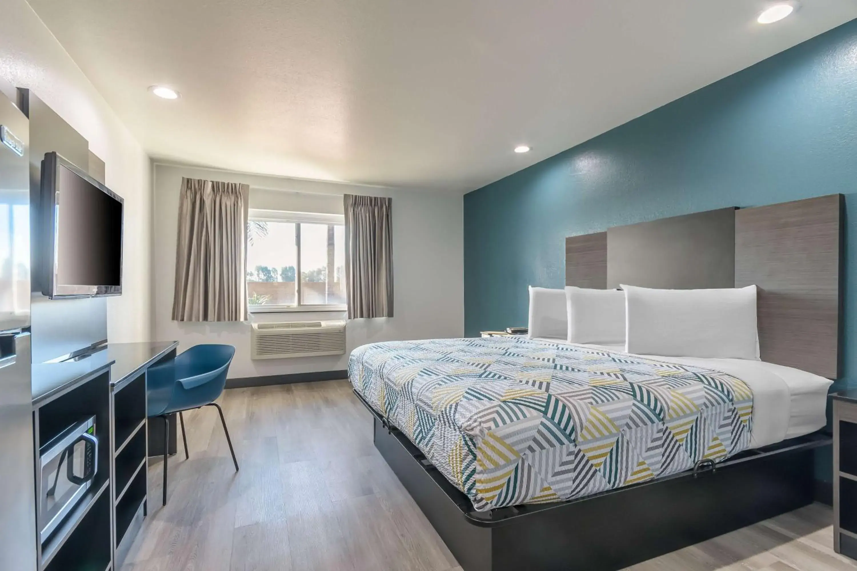 Bedroom, Bed in Studio 6 Suites Perris, CA Bedroom, Bed in Studio 6 Suites Perris, CA