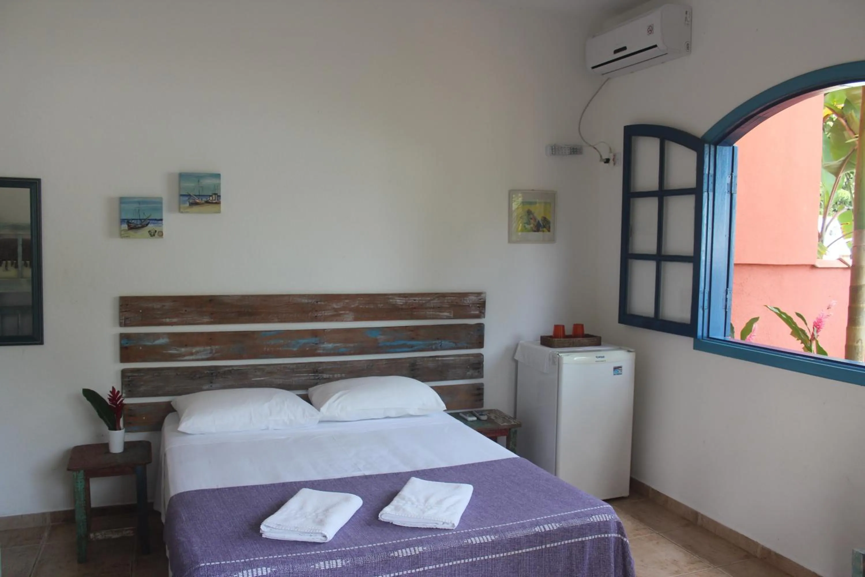 Photo of the whole room, Bed in Pousada Canto do Dado Praia de Itamambuca