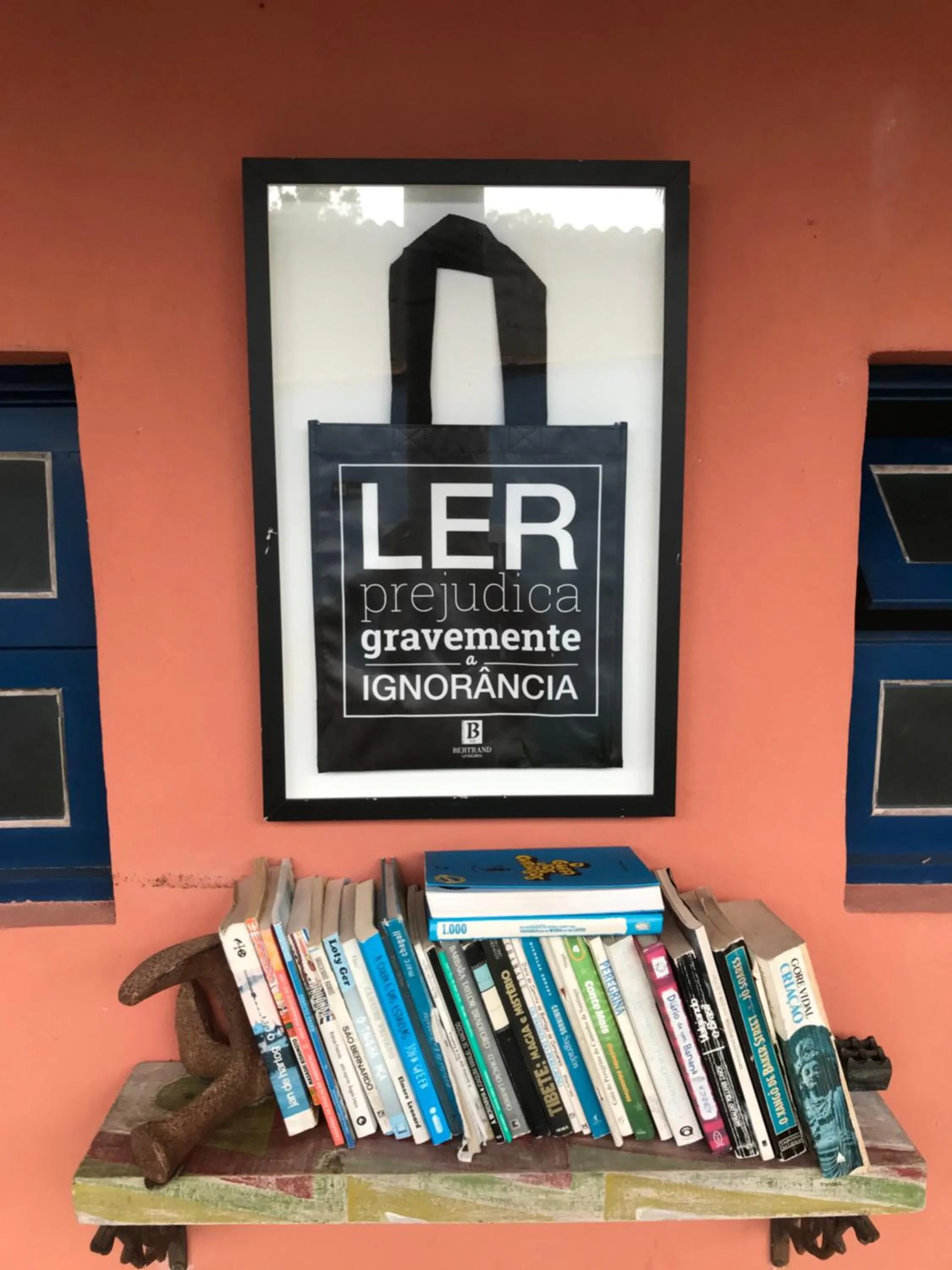 Library in Pousada Canto do Dado Praia de Itamambuca