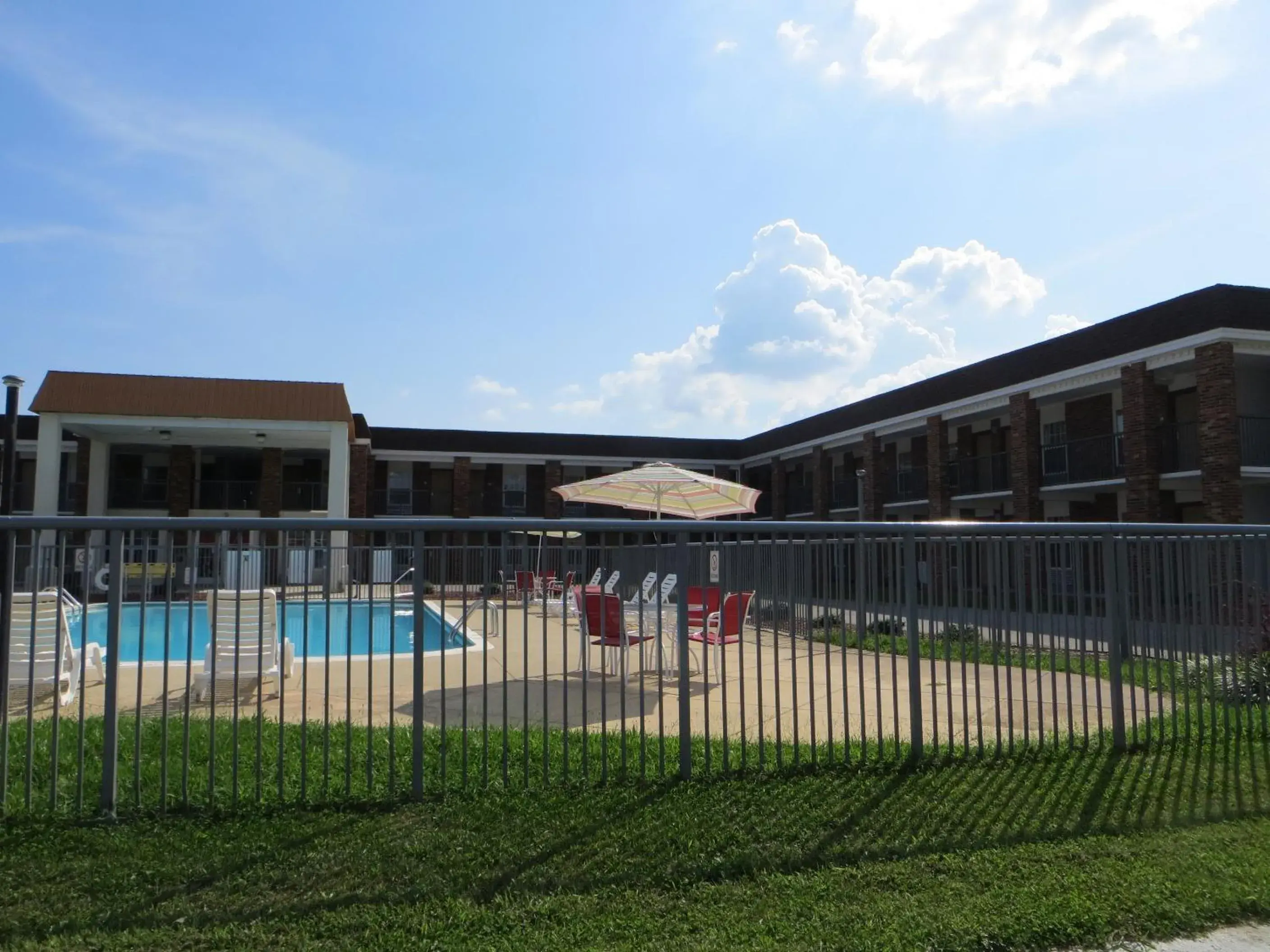 Swimming pool in Days Inn by Wyndham Cave City Swimming pool in Days Inn by Wyndham Cave City