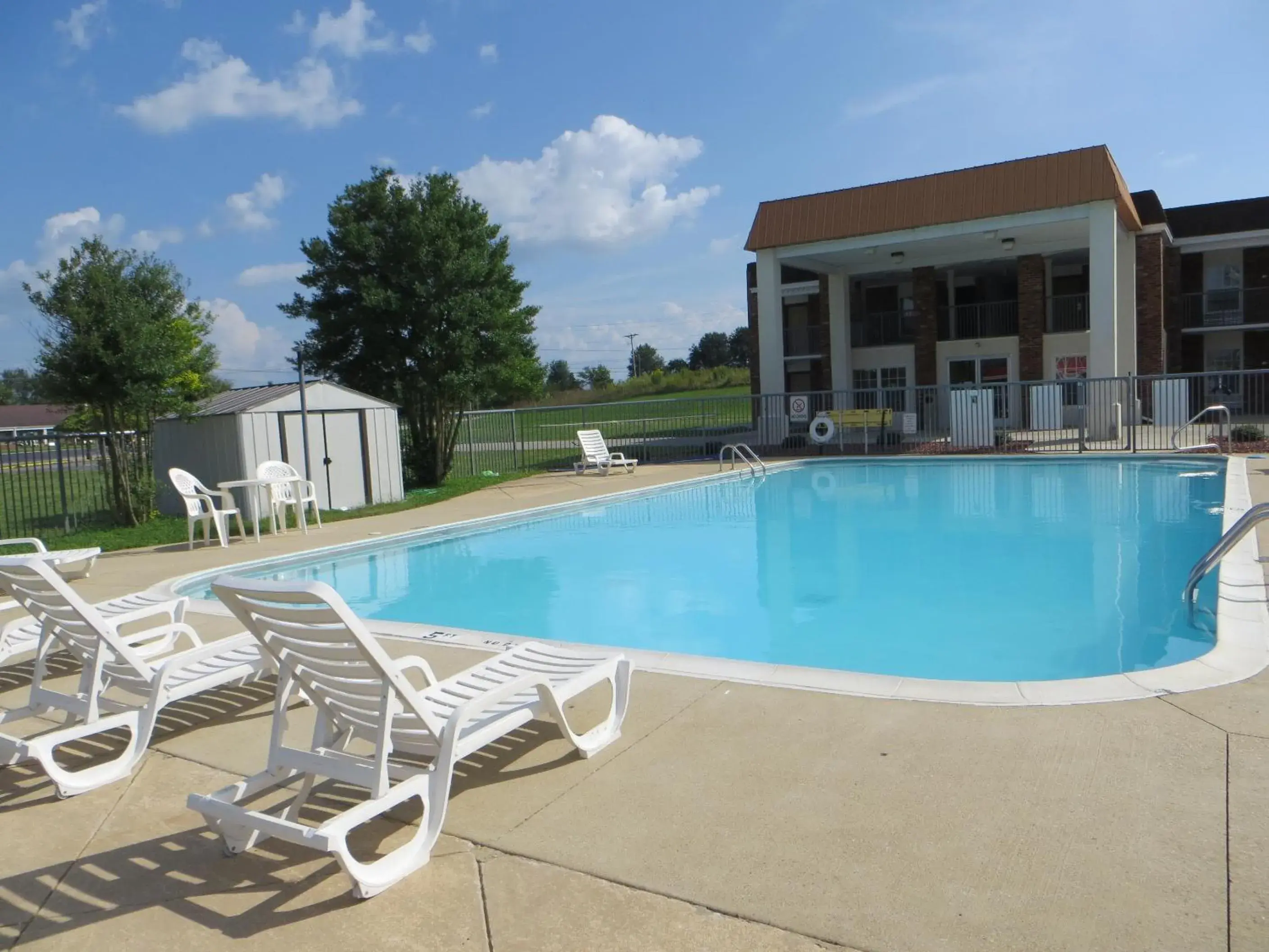 Swimming pool in Days Inn by Wyndham Cave City Swimming pool in Days Inn by Wyndham Cave City