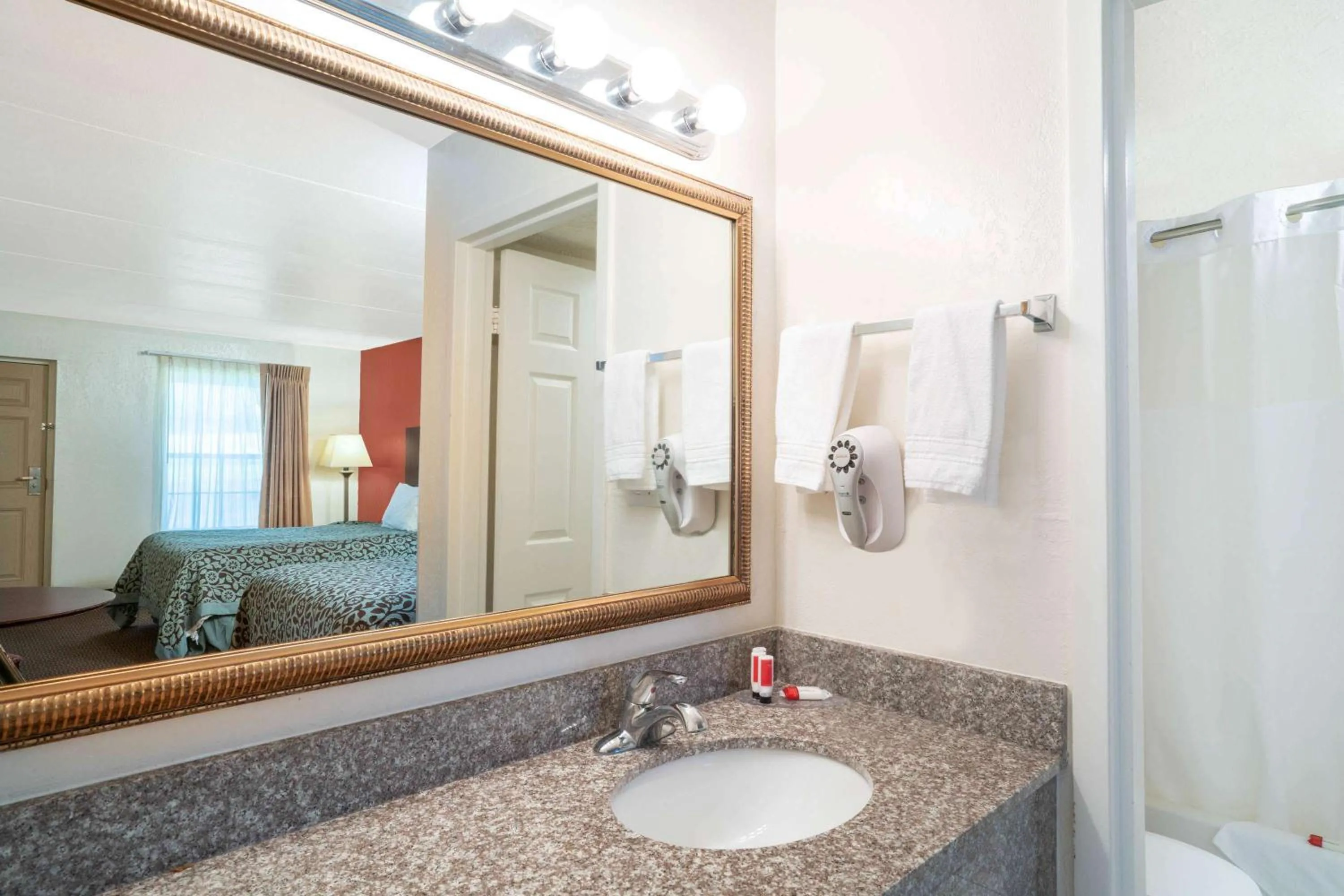 Bathroom, Bed in Days Inn by Wyndham Cave City