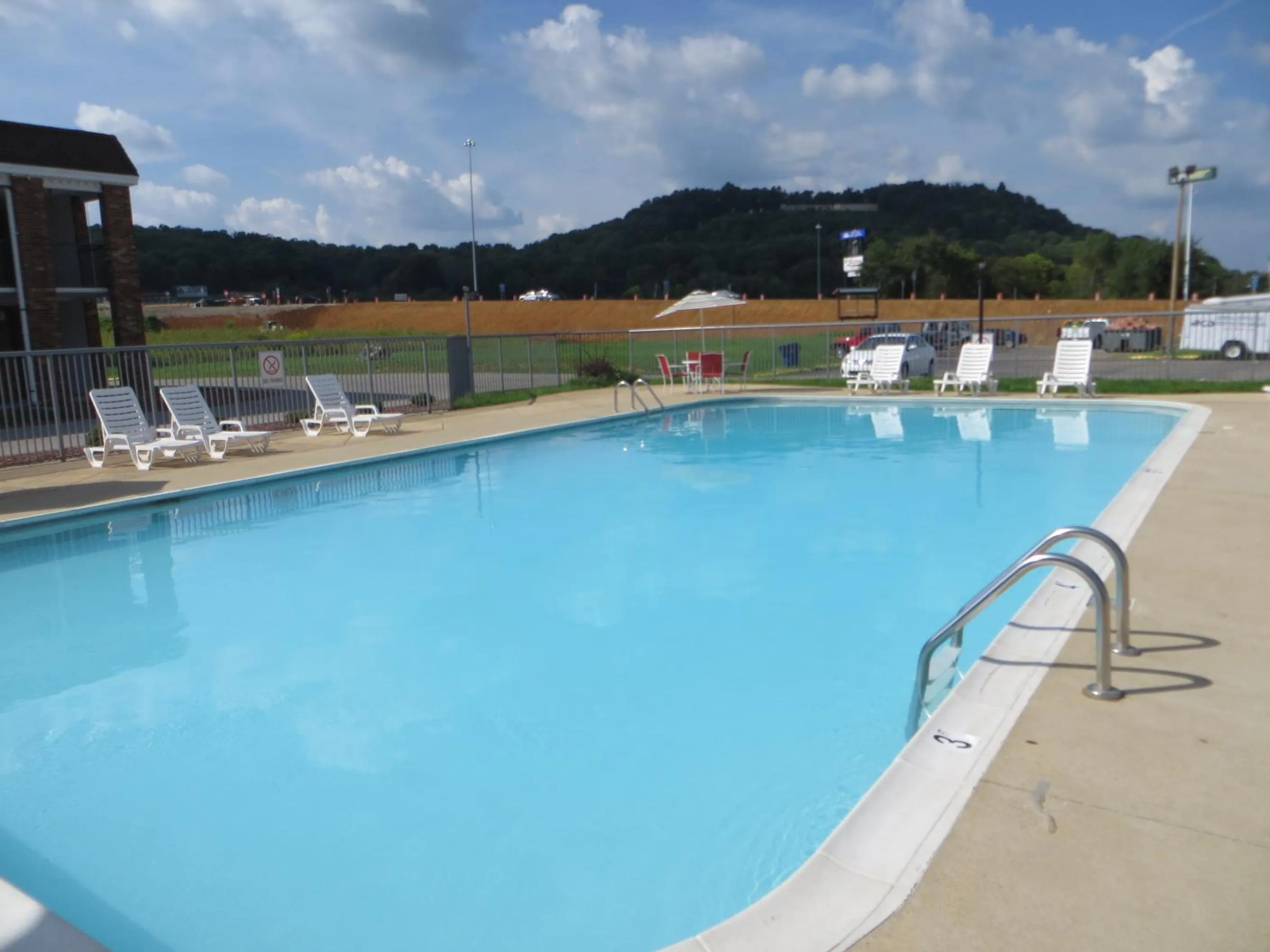 Swimming pool in Days Inn by Wyndham Cave City