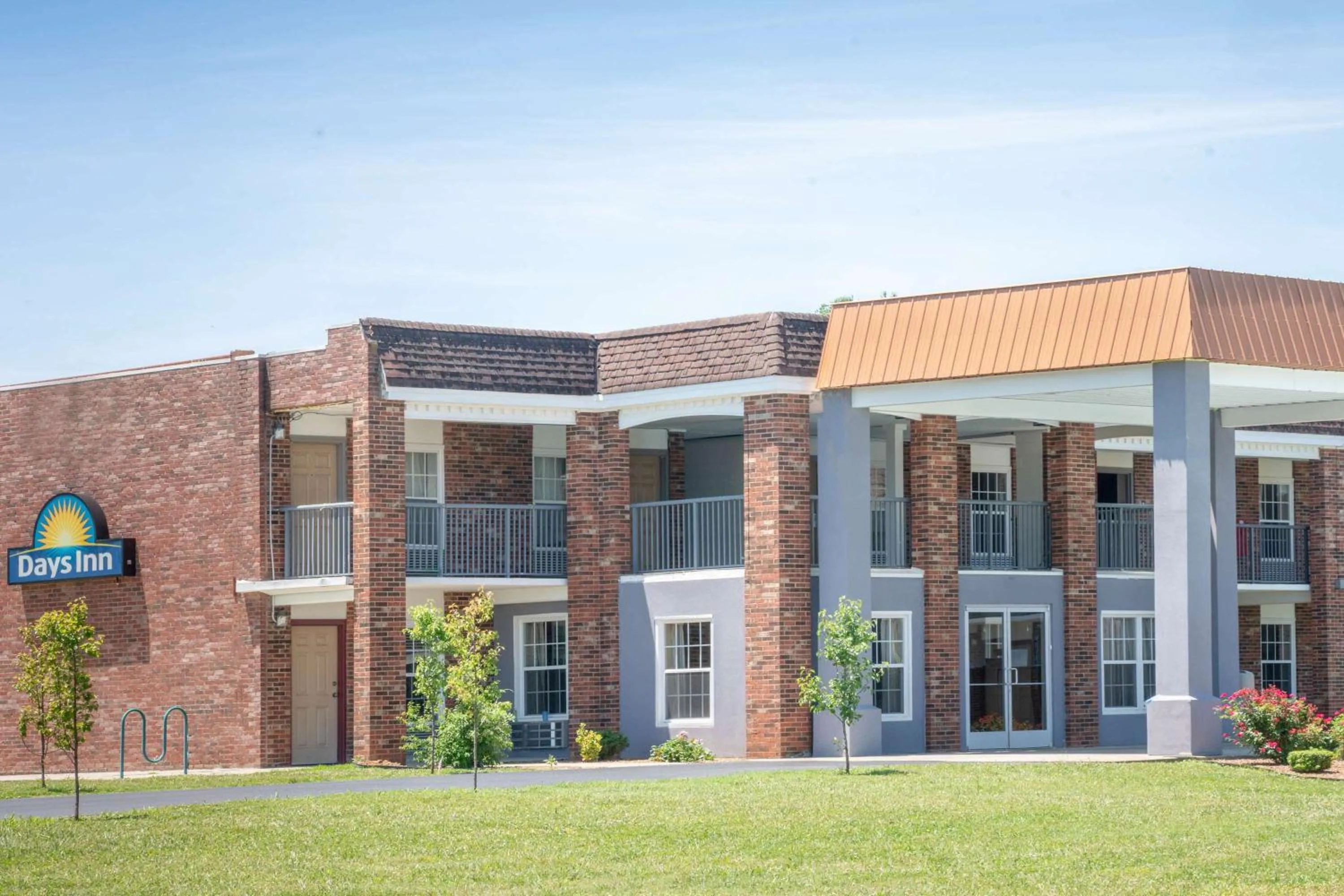 Property building in Days Inn by Wyndham Cave City