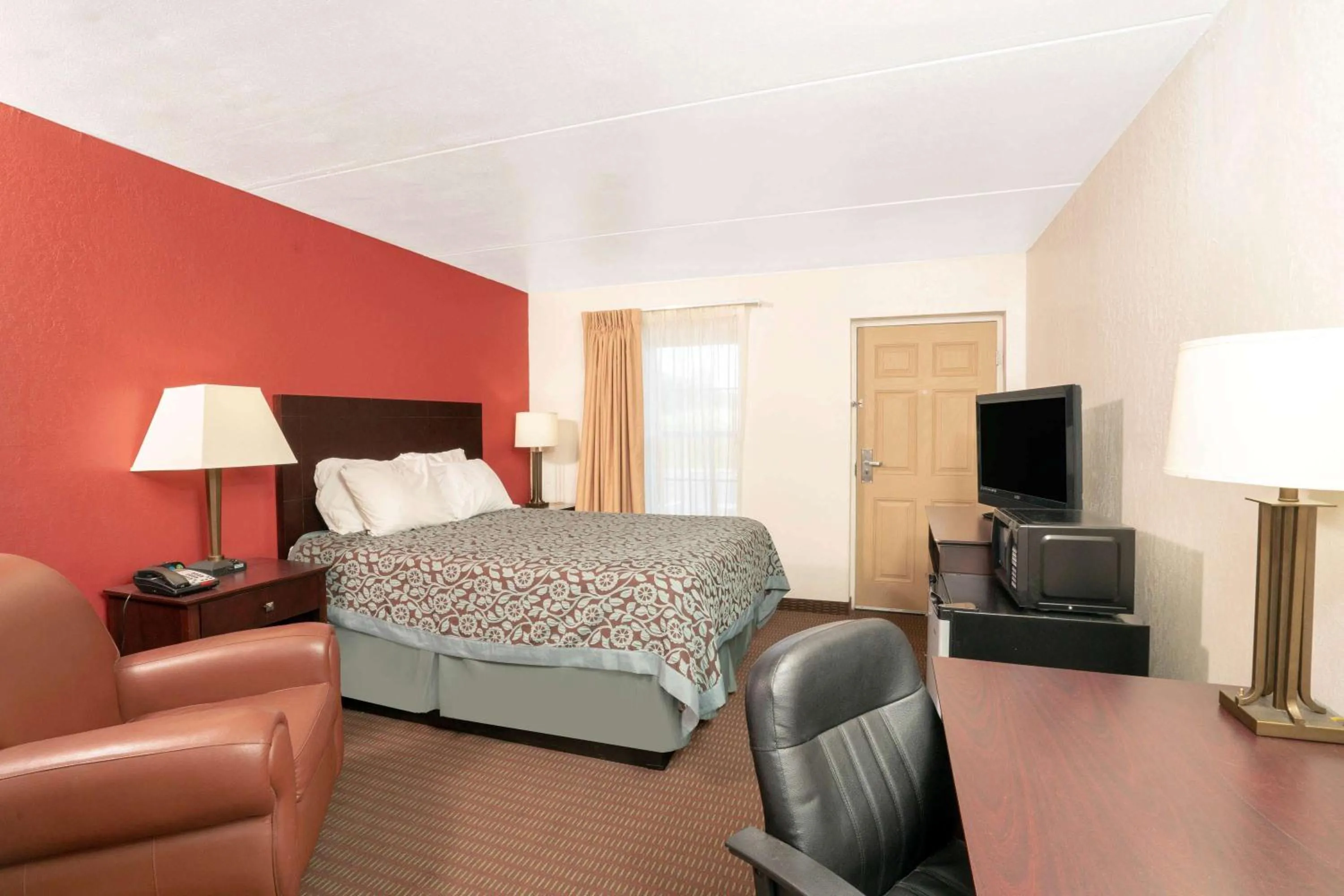 Photo of the whole room, Bed in Days Inn by Wyndham Cave City