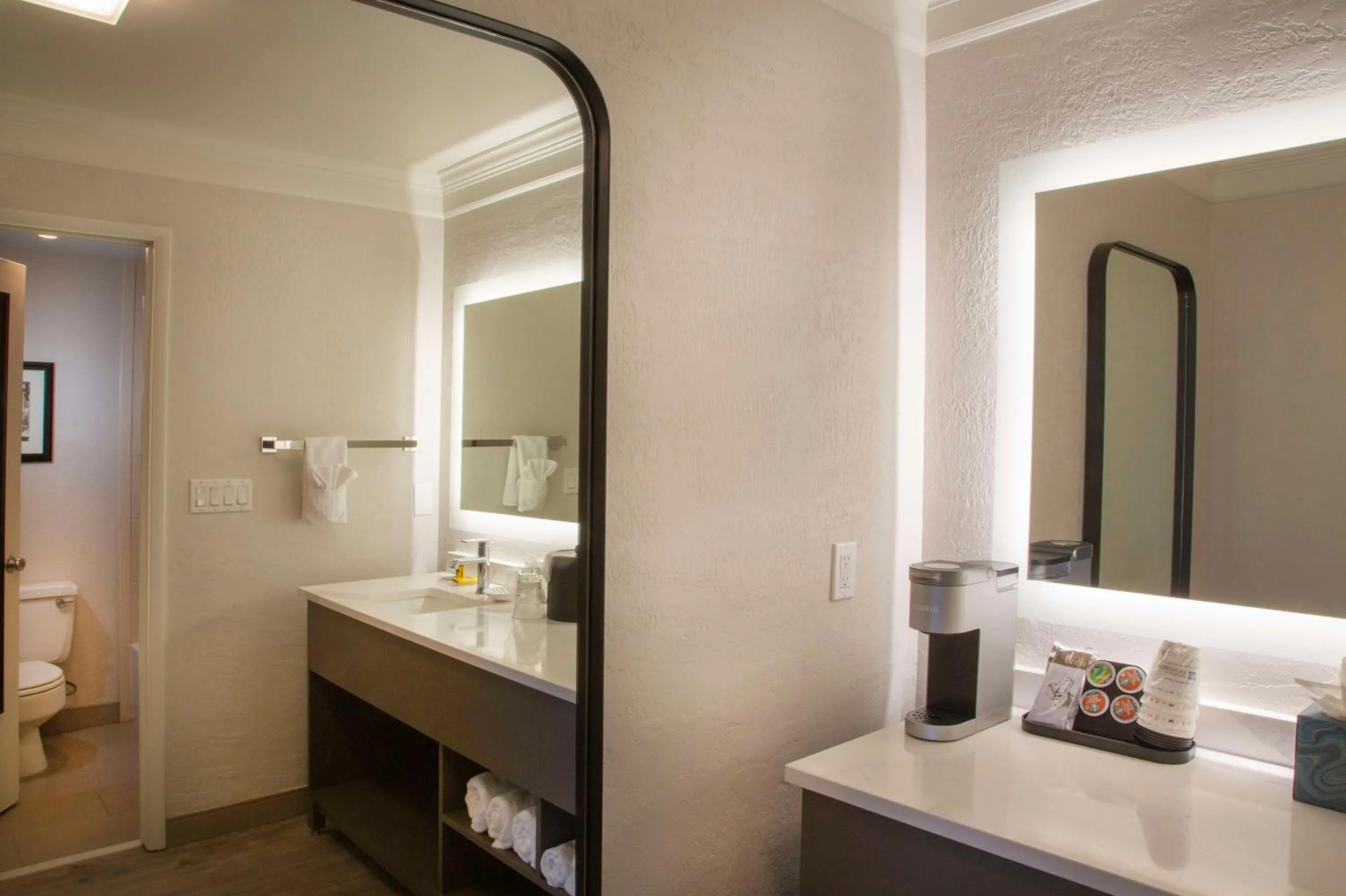 Bedroom in Best Western Plus Humboldt Bay Inn