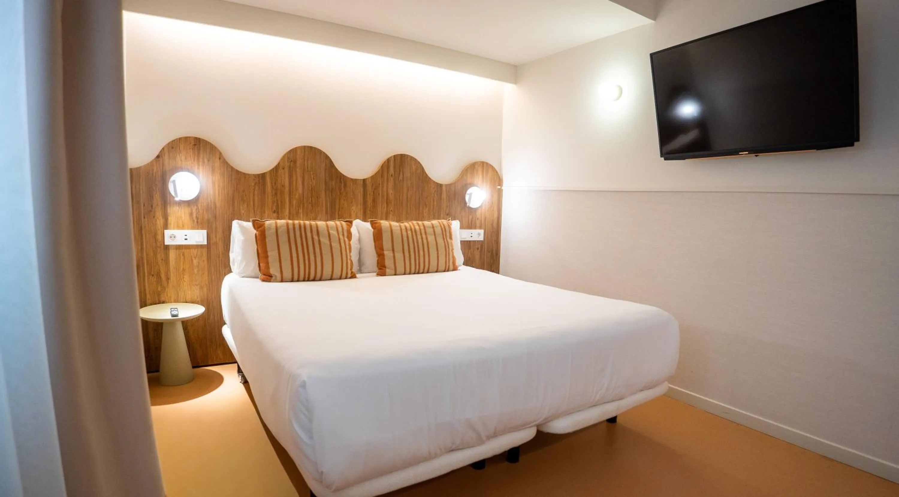 Bed in BYPILLOW Paseo