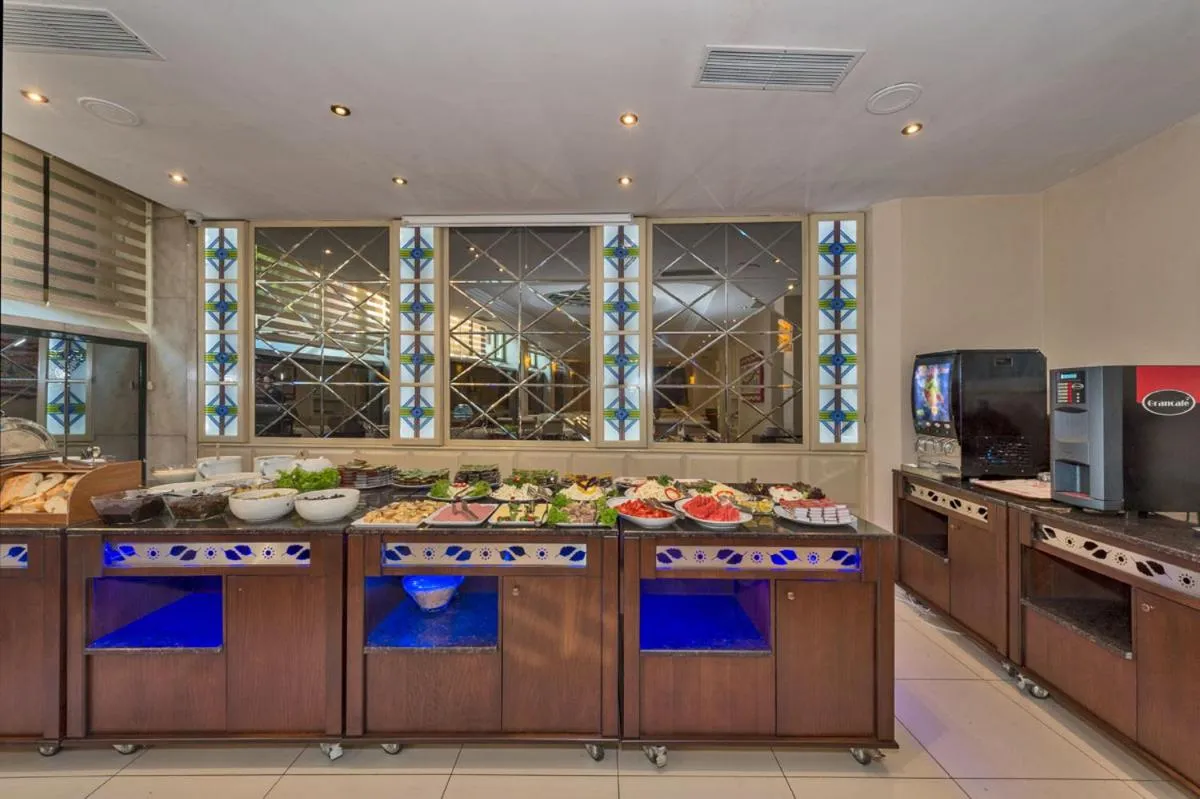 Restaurant/places to eat in Green Anka Hotel