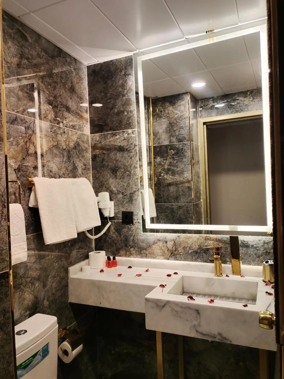 Bathroom in Green Anka Hotel