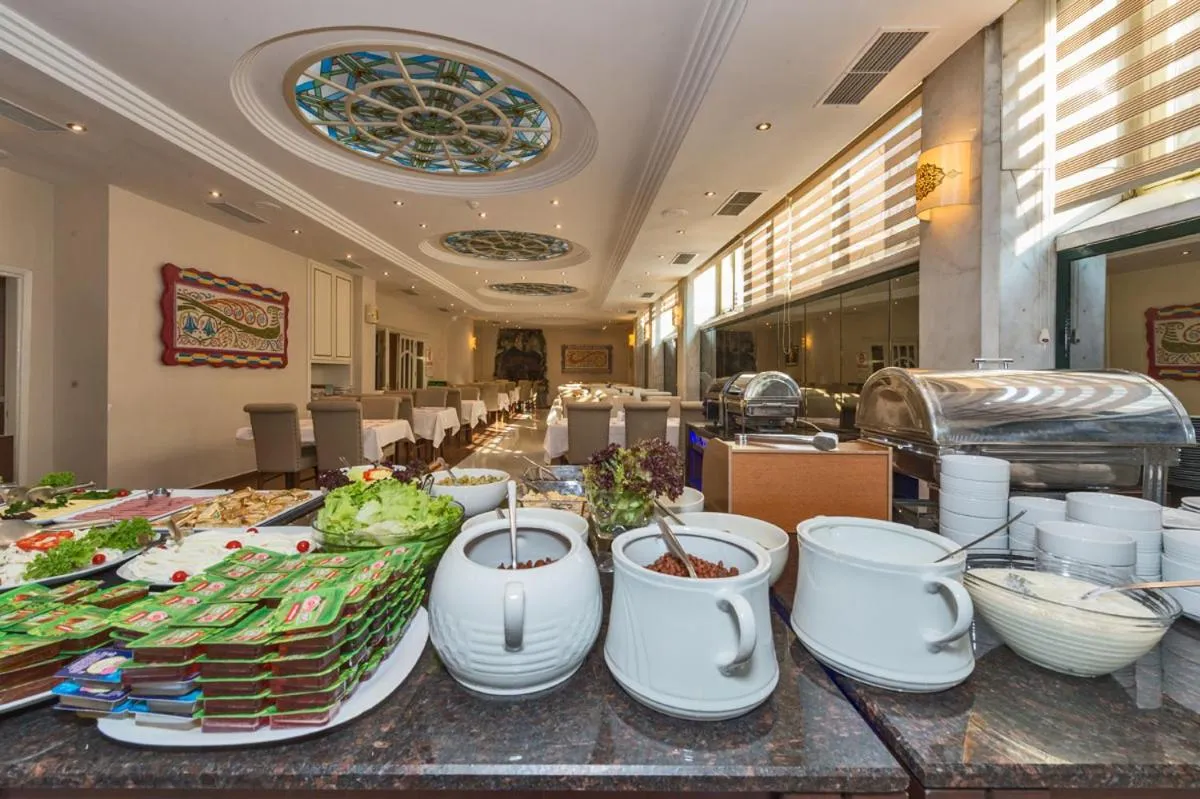 Restaurant/places to eat in Green Anka Hotel