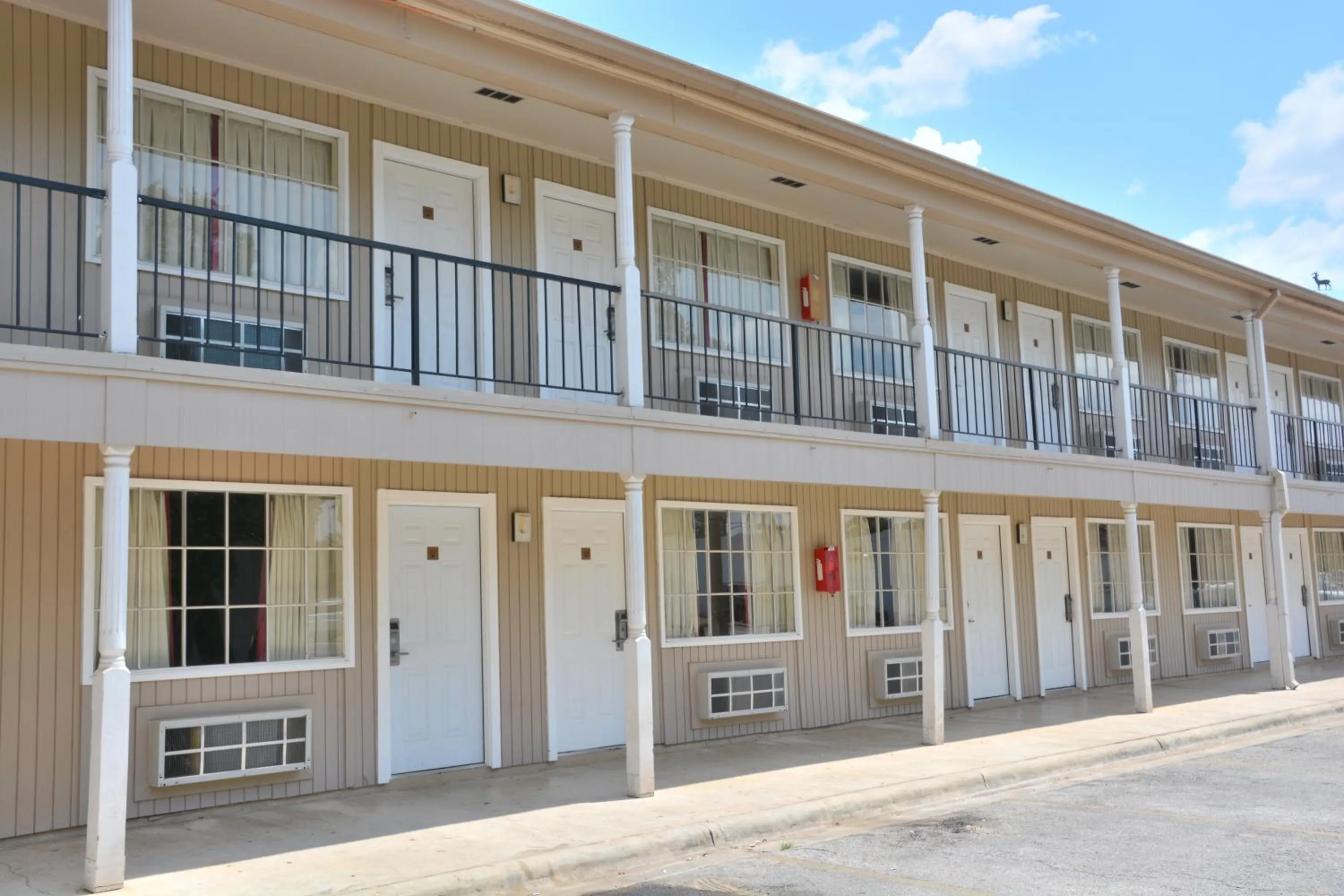 Property building in Inn of Uvalde