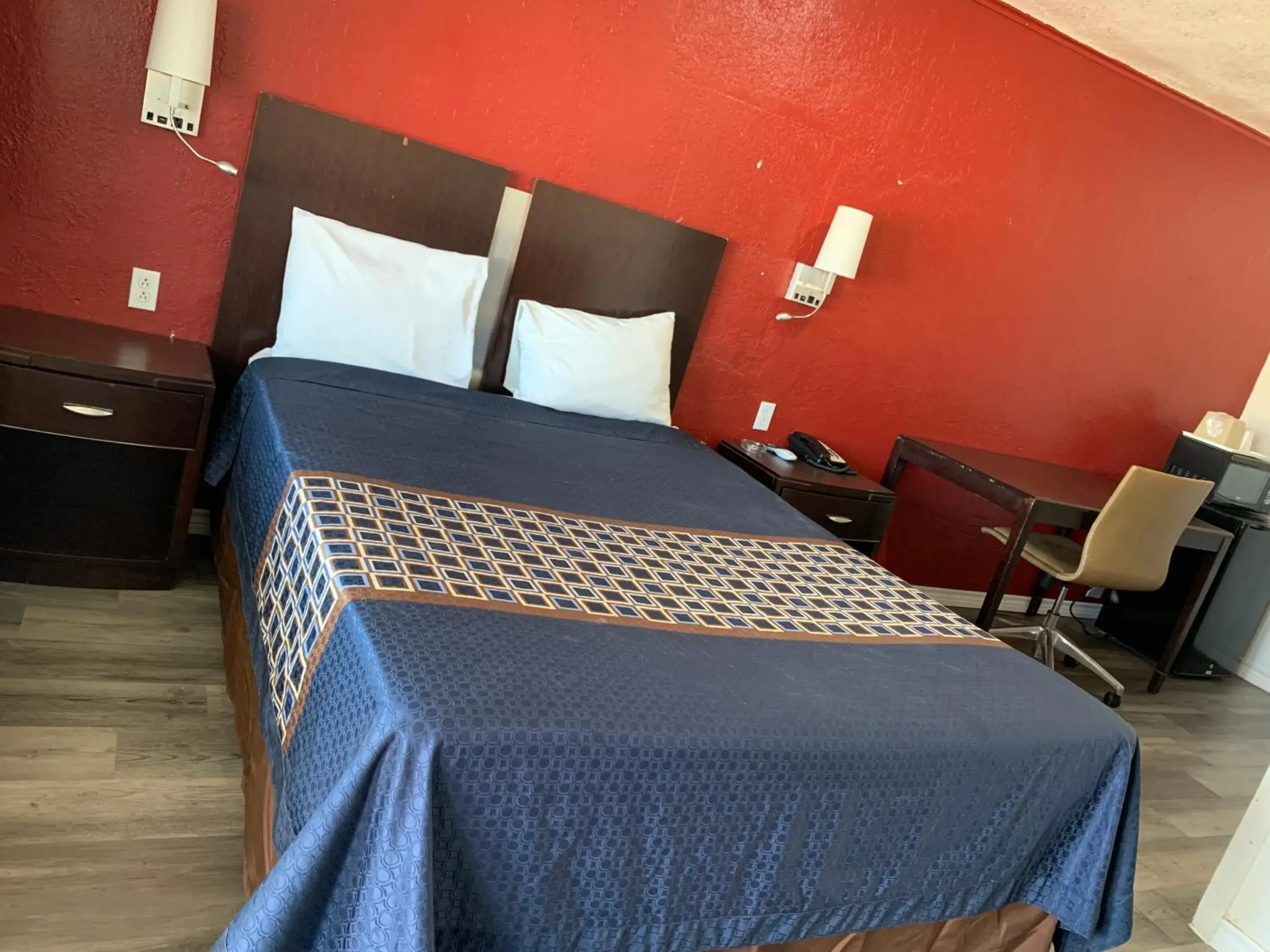 Queen Room in Budget Inn Queen Room in Budget Inn