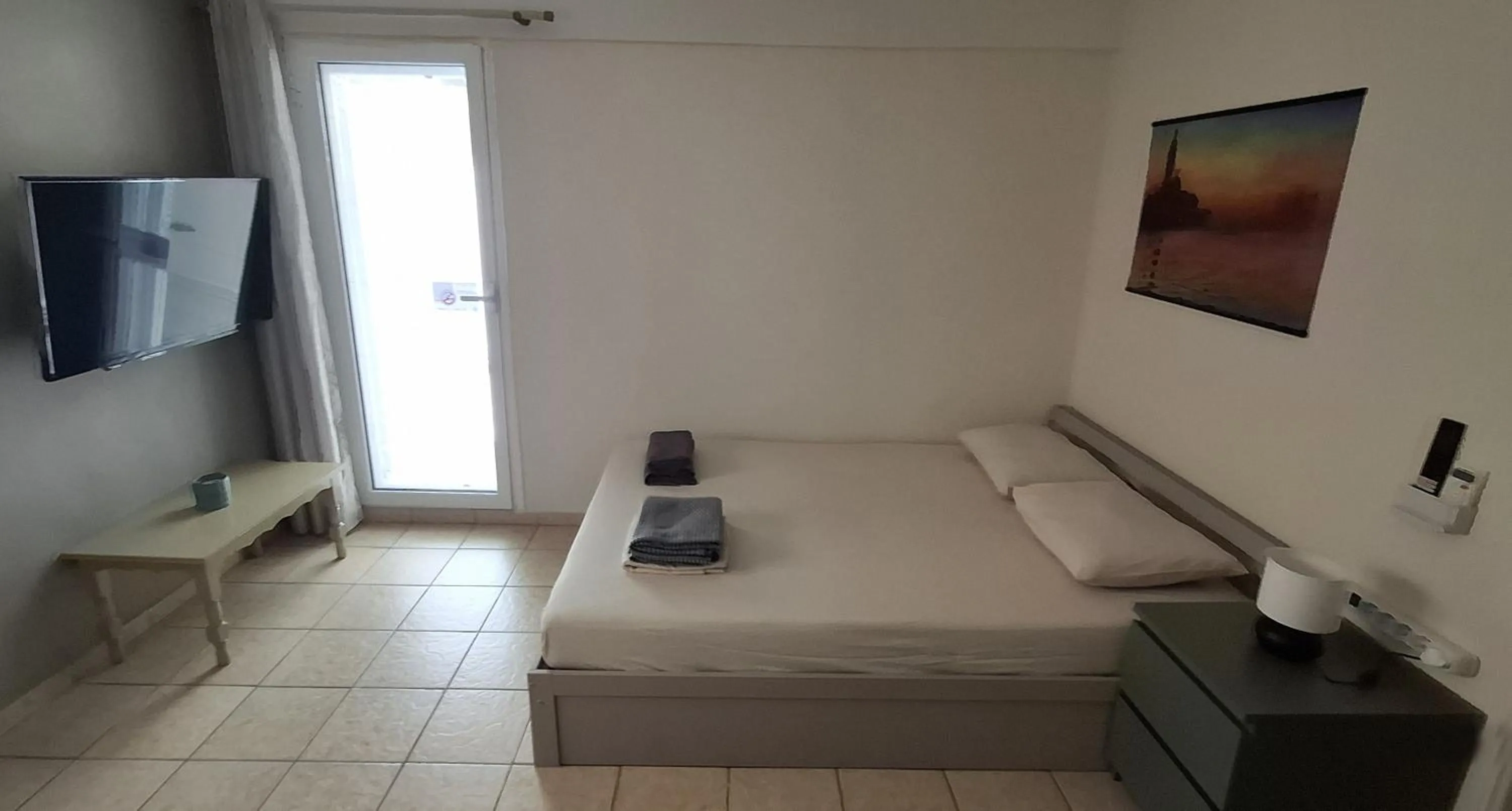HoneyBee4 - Cozy studio close to the port, airport & Athens