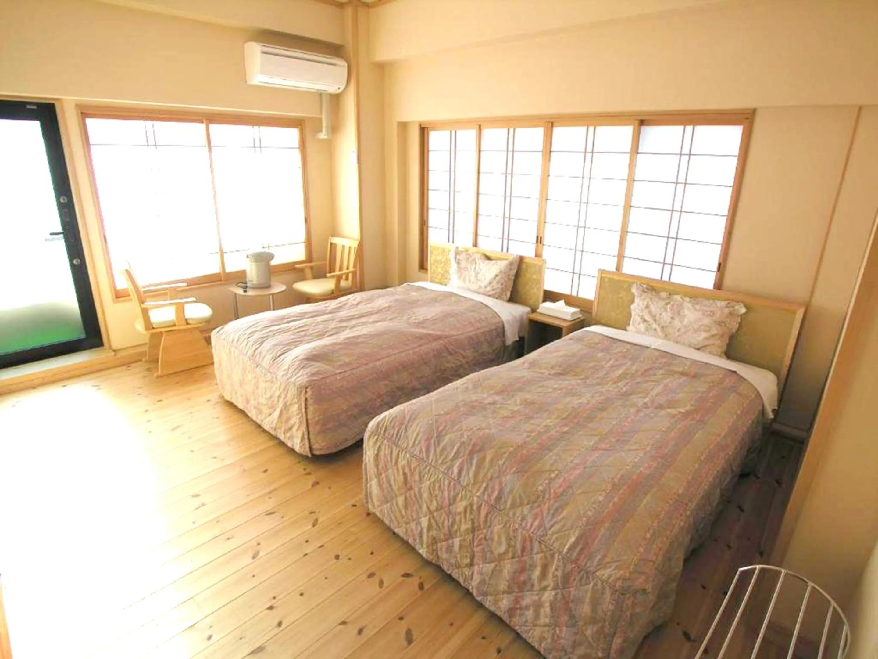 Photo of the whole room, Bed in Minshuku Inn Shirahama Ekinoyado