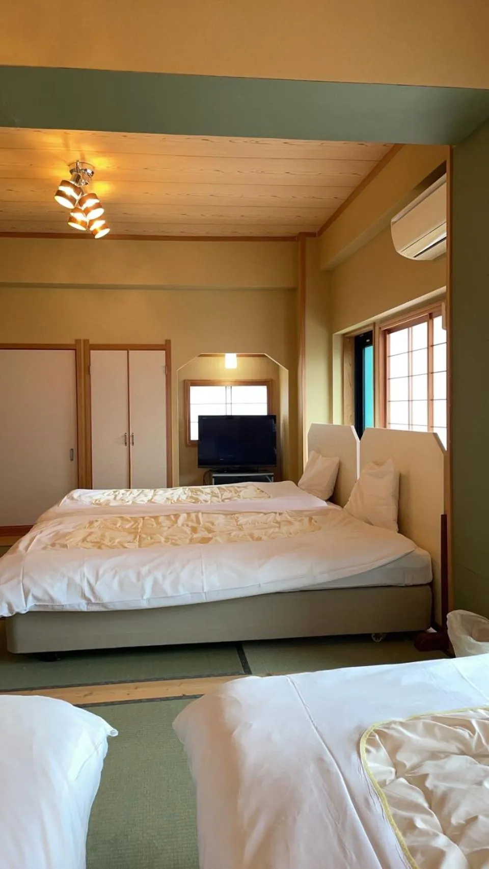 Bed in Minshuku Inn Shirahama Ekinoyado