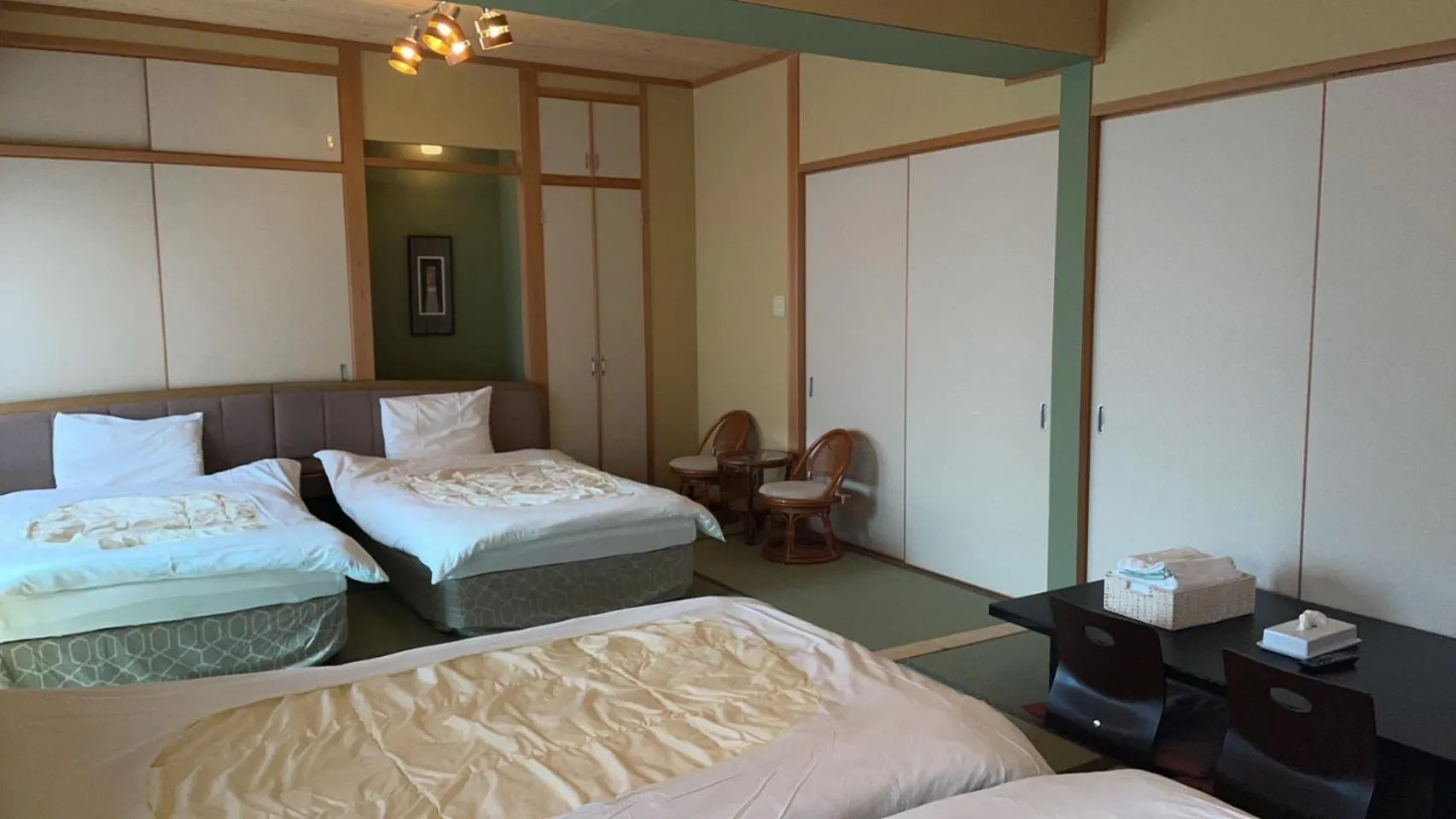 Bed in Minshuku Inn Shirahama Ekinoyado