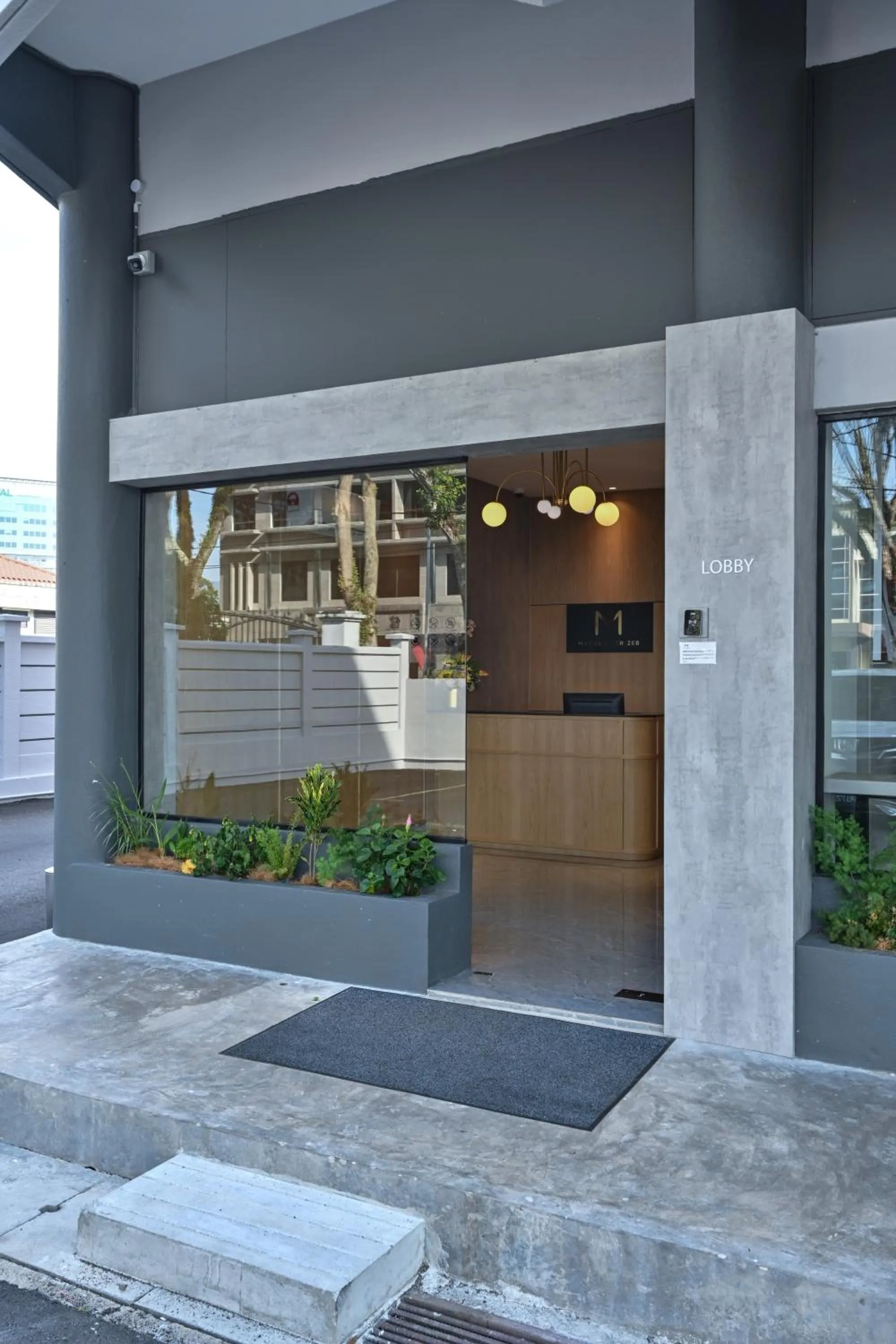 Facade/entrance in Macalister 288