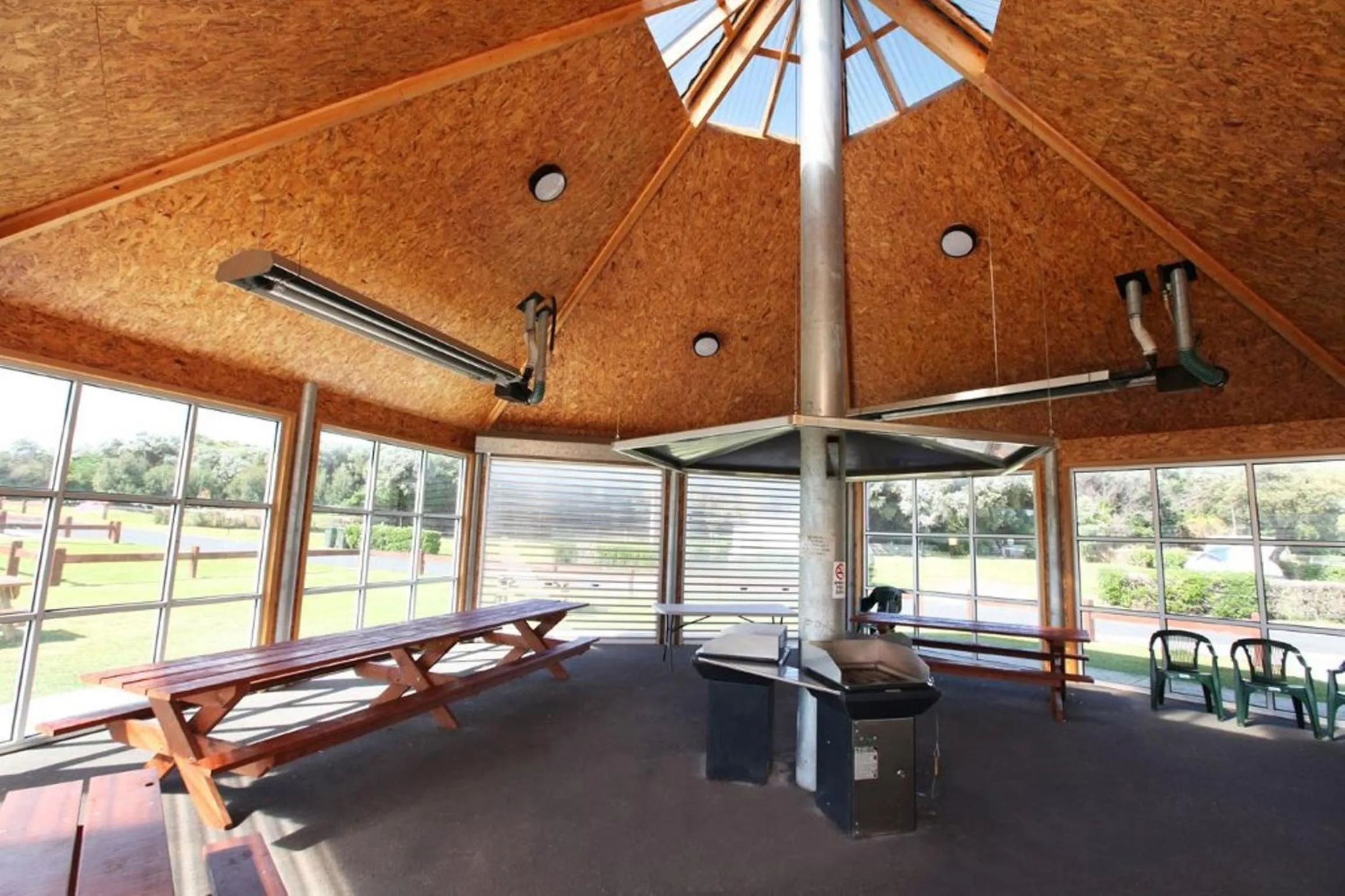 Communal kitchen in Surfside Holiday Park Warrnambool