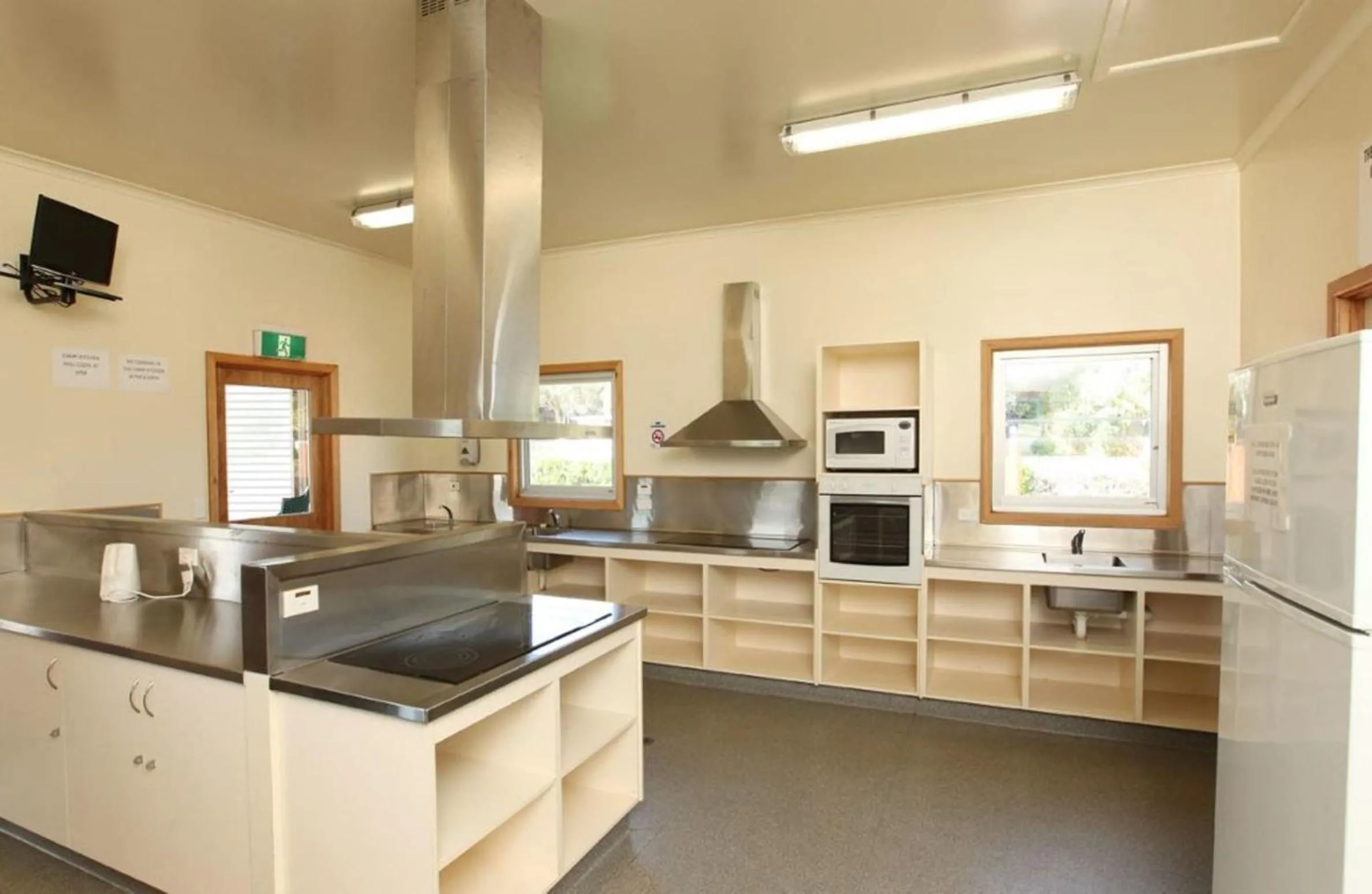 Communal kitchen in Surfside Holiday Park Warrnambool
