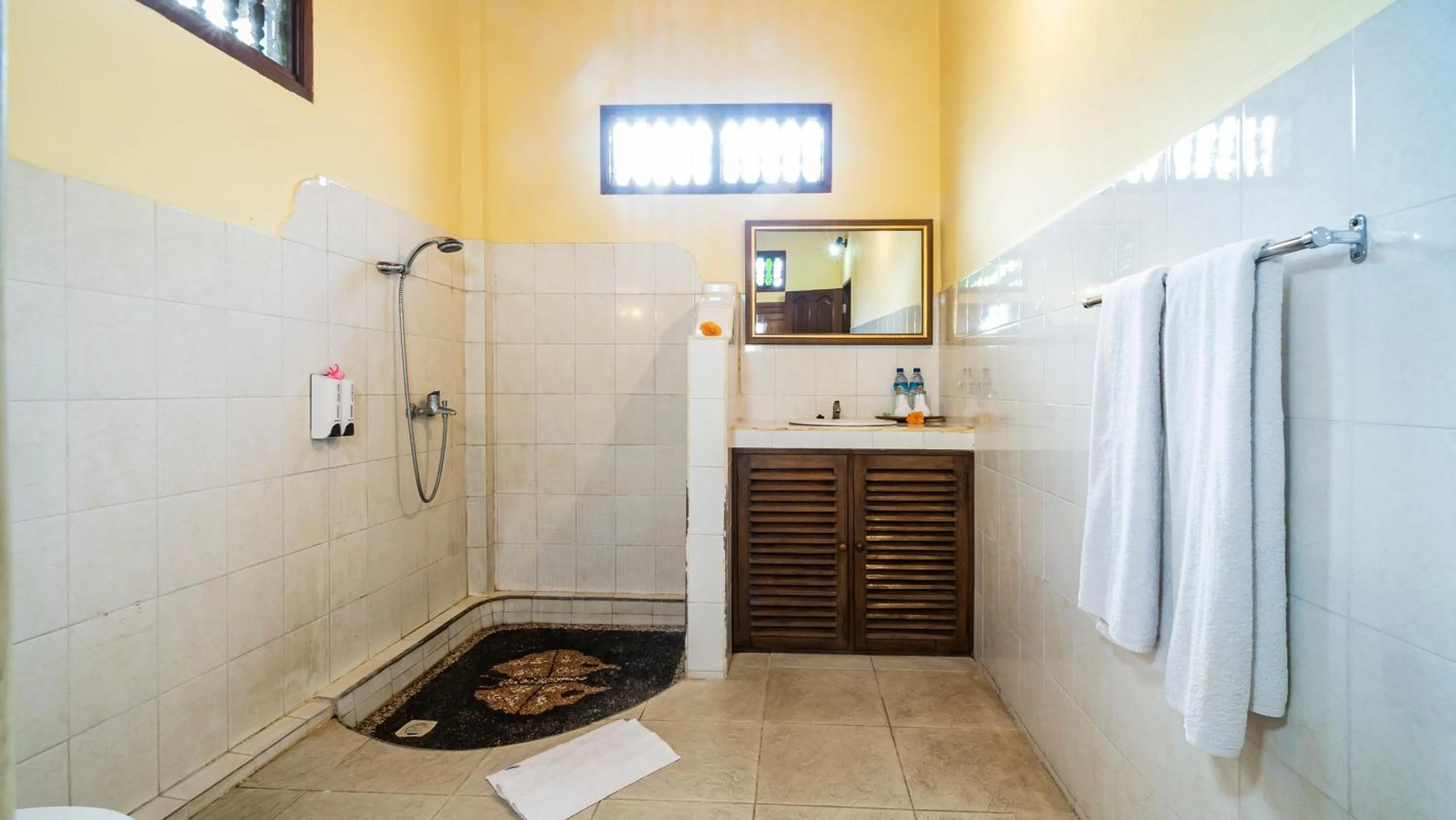 Bathroom in Cafe Wayan Cottages Senggigi