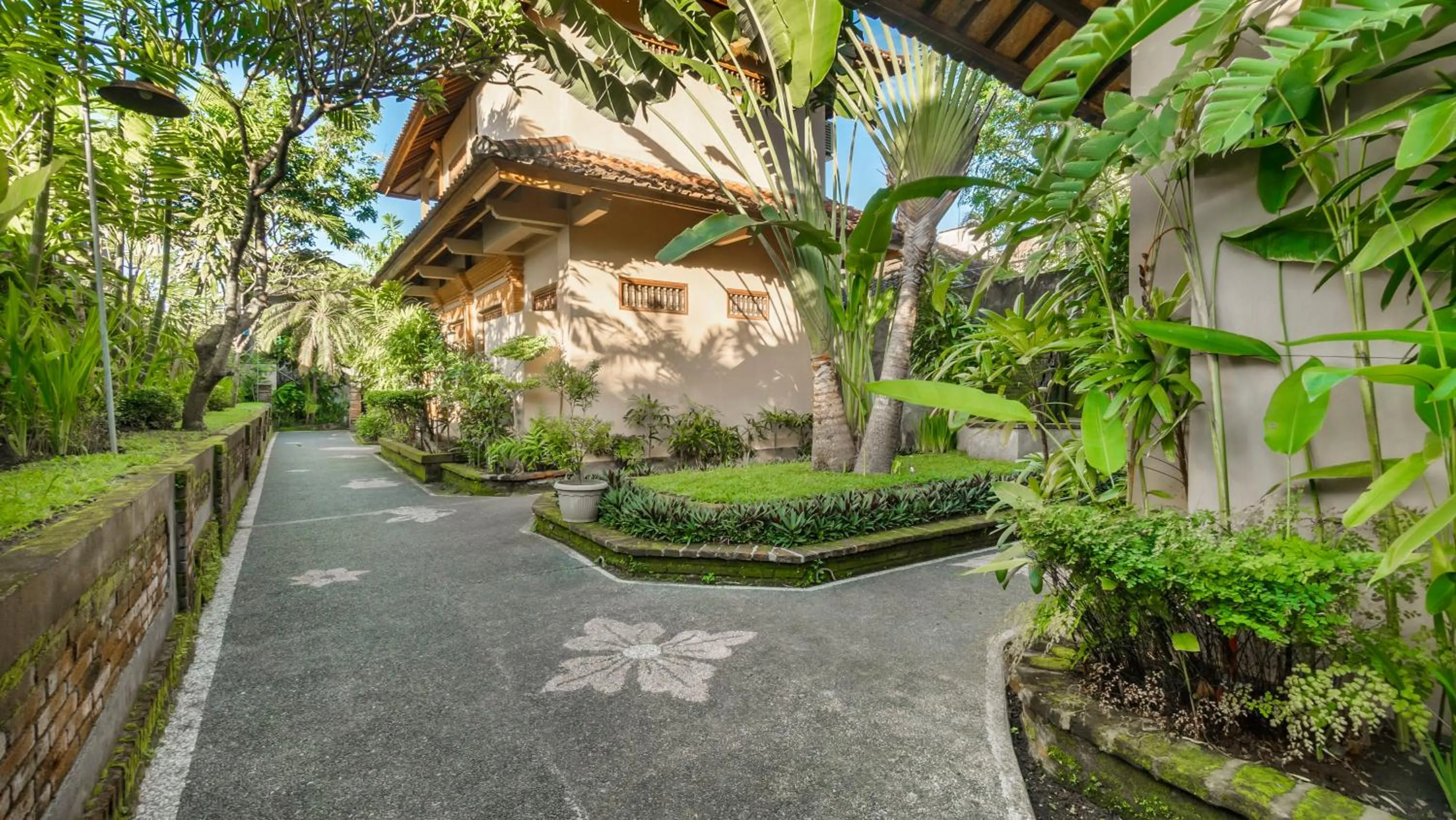 Garden view in Cafe Wayan Cottages Senggigi