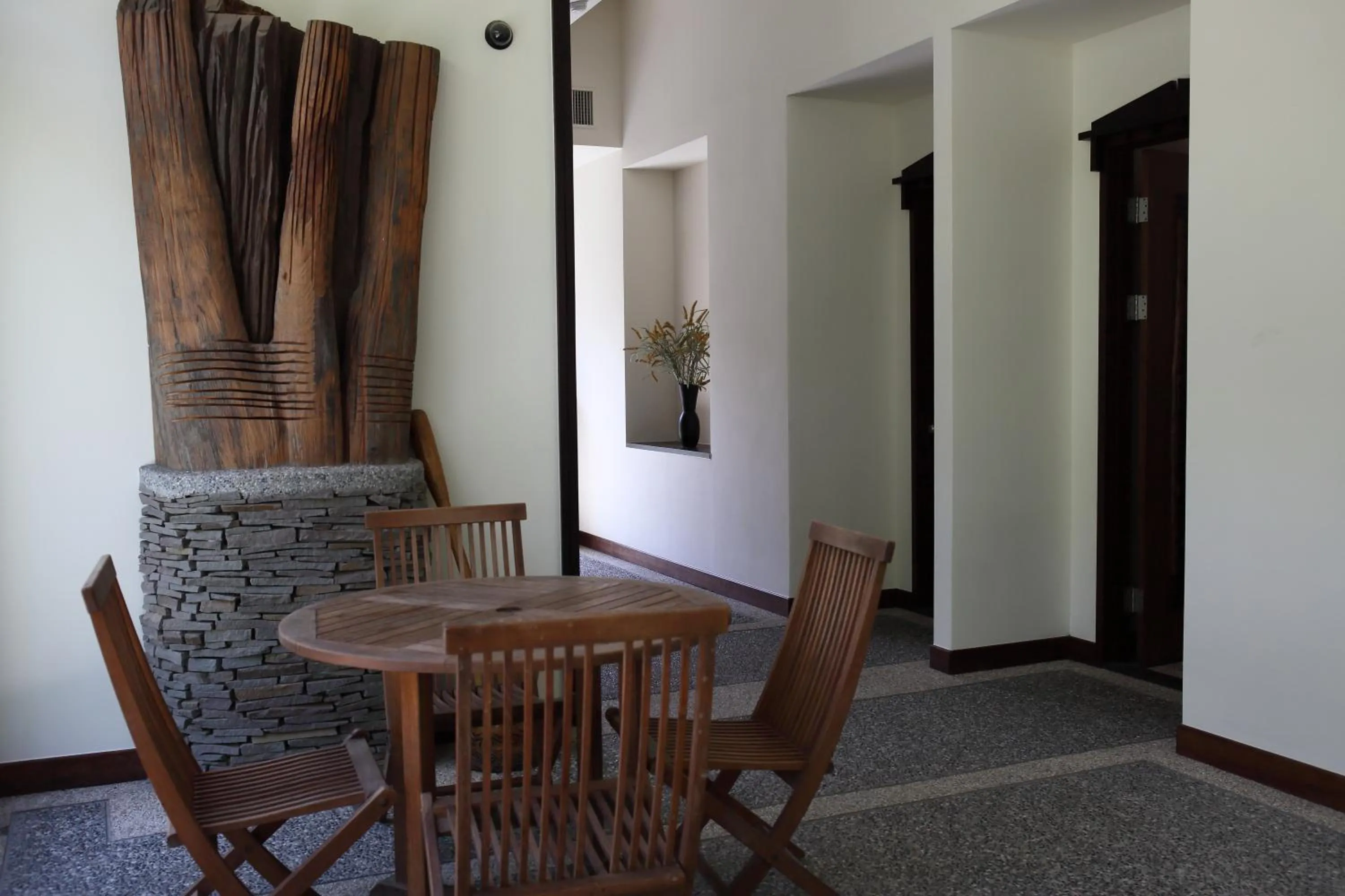 Communal lounge/ TV room in Spring Spa Hotel