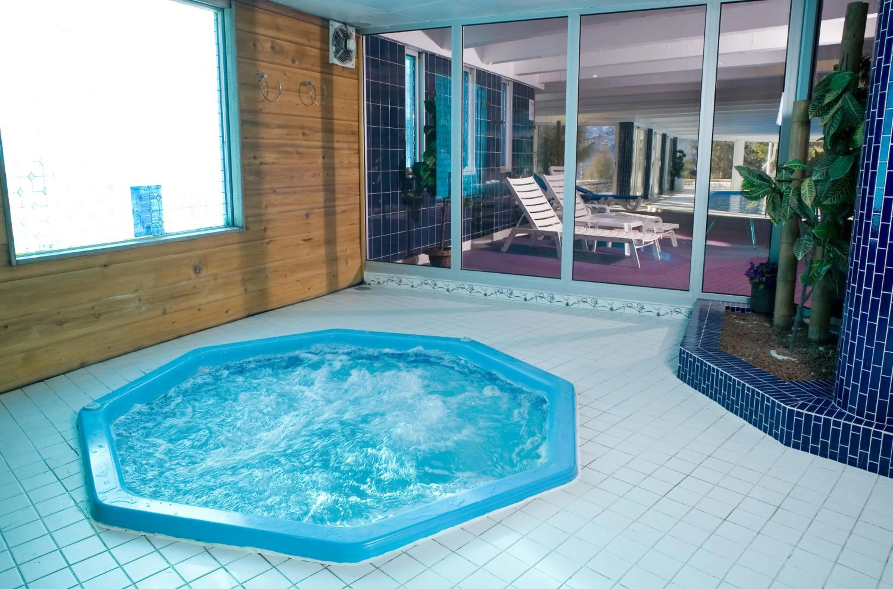 Hot Tub in Madame Vacances Hôtel et Spa Ibiza