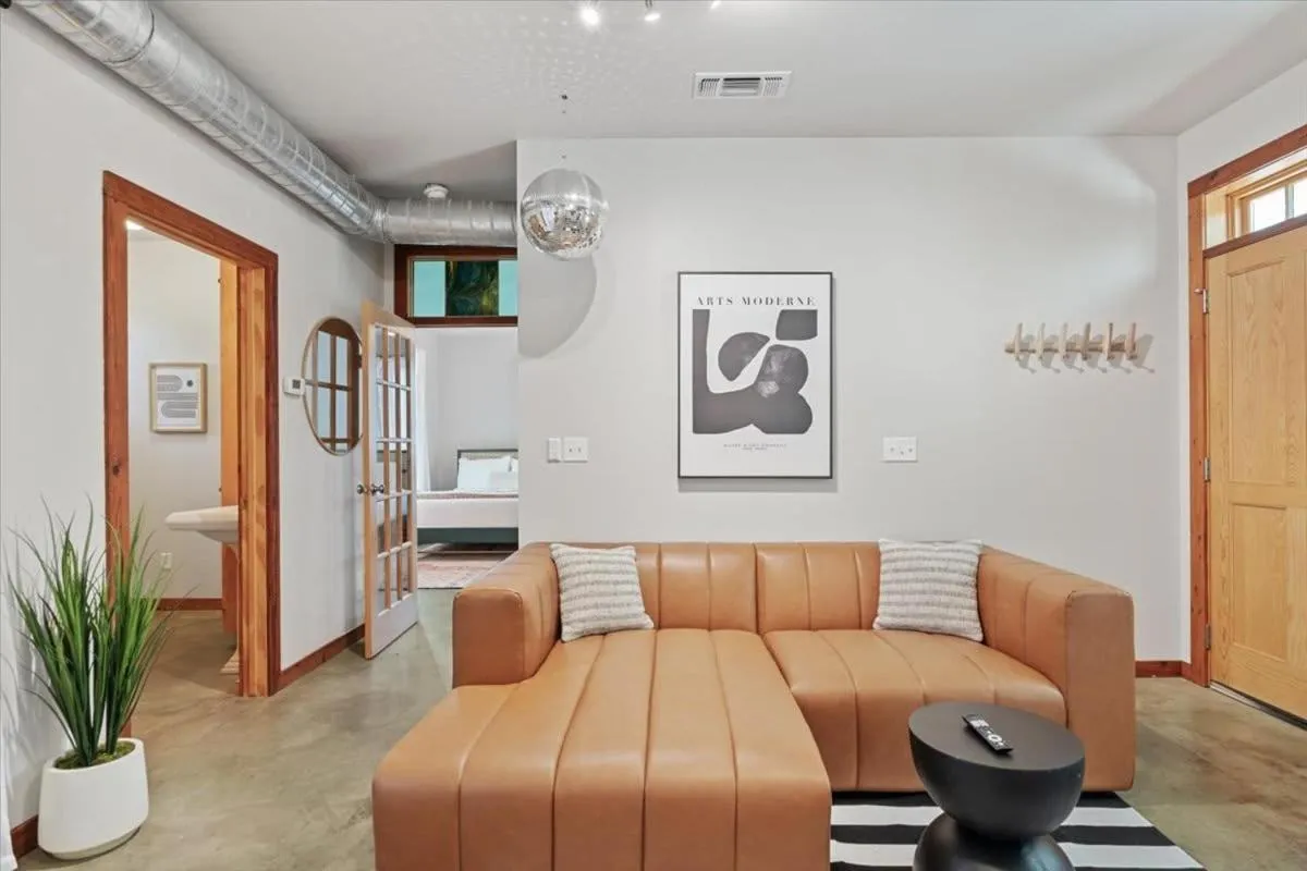 Urban Cowboy Villas - Heart of 704