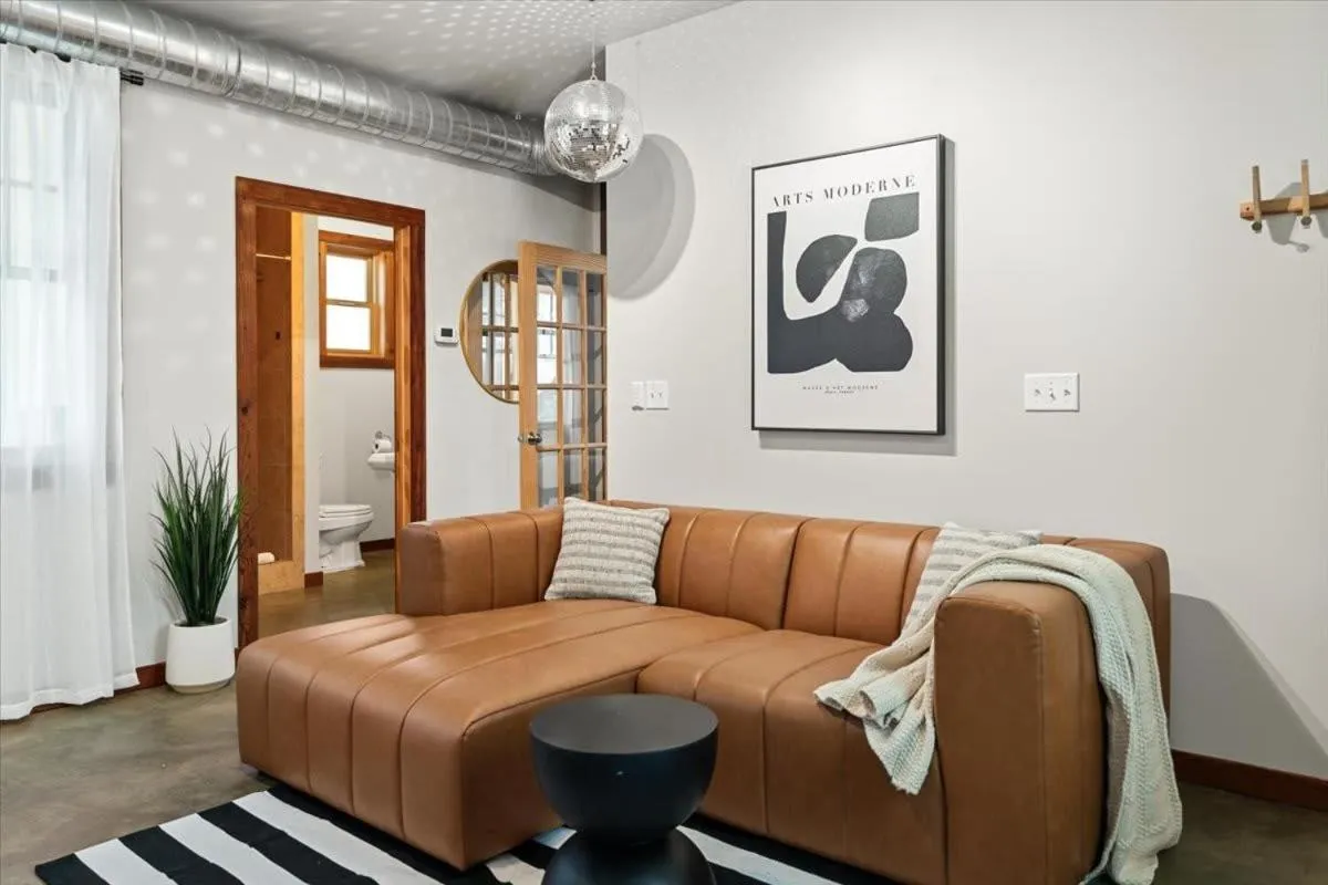 Urban Cowboy Villas - Heart of 704