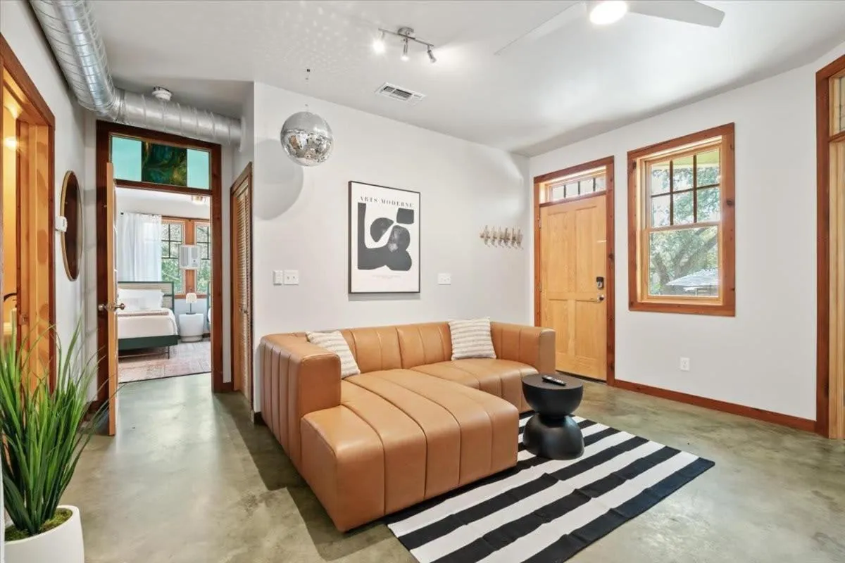 Urban Cowboy Villas - Heart of 704