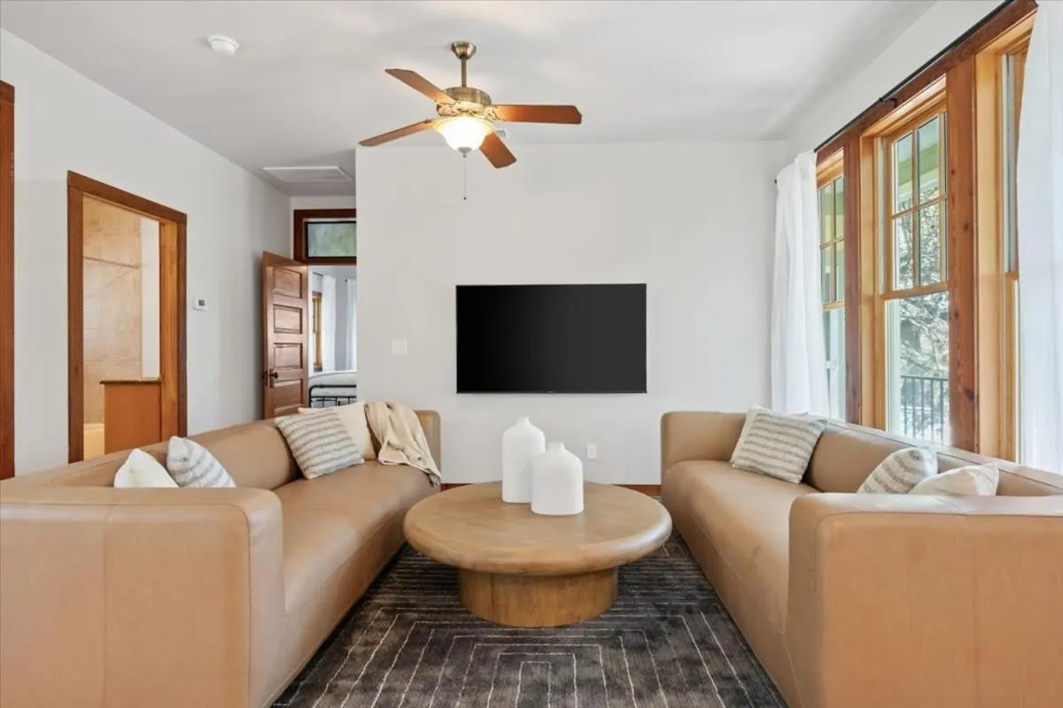Urban Cowboy Villas - Heart of 704