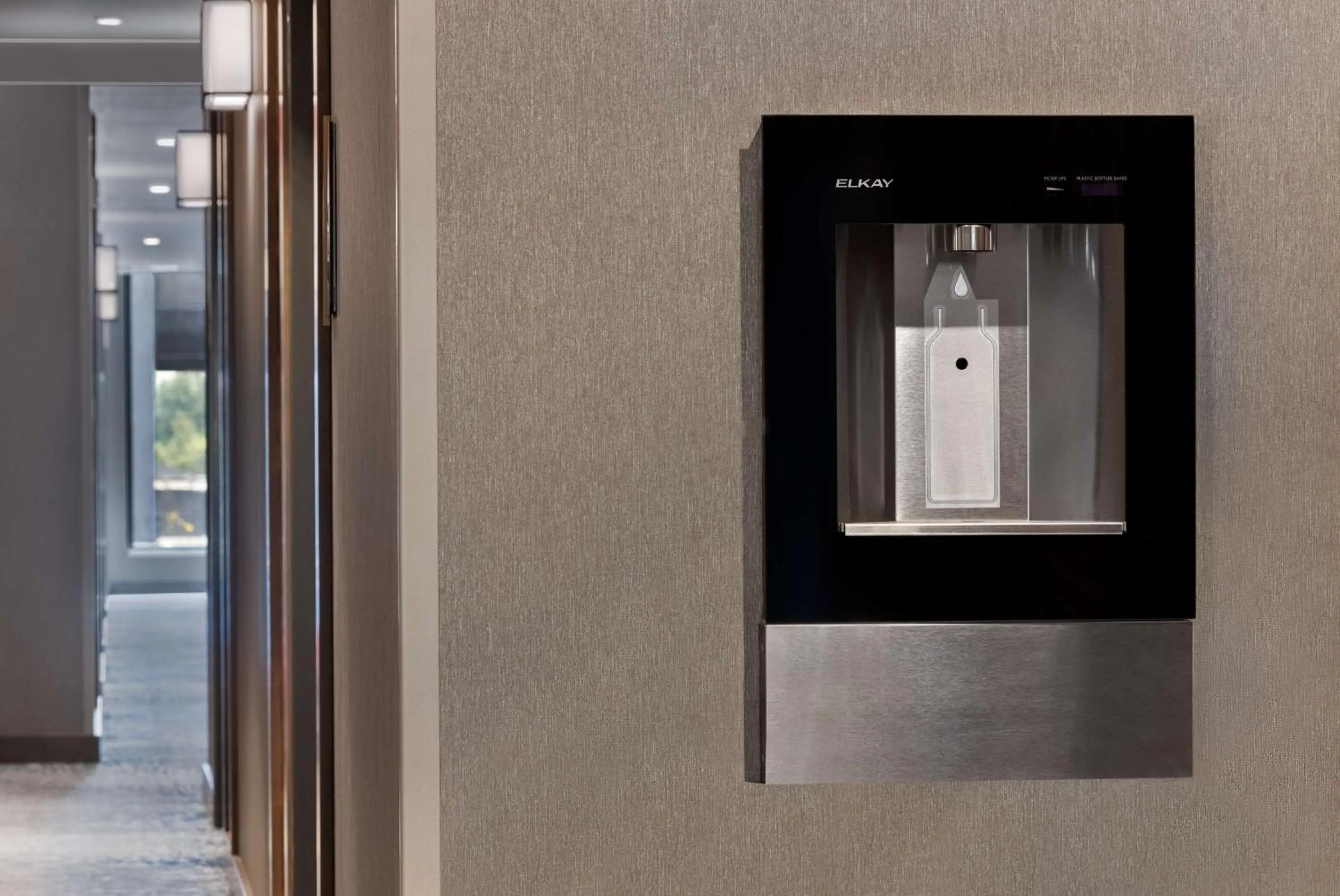 Dining area in Tempo By Hilton Louisville Downtown Nulu