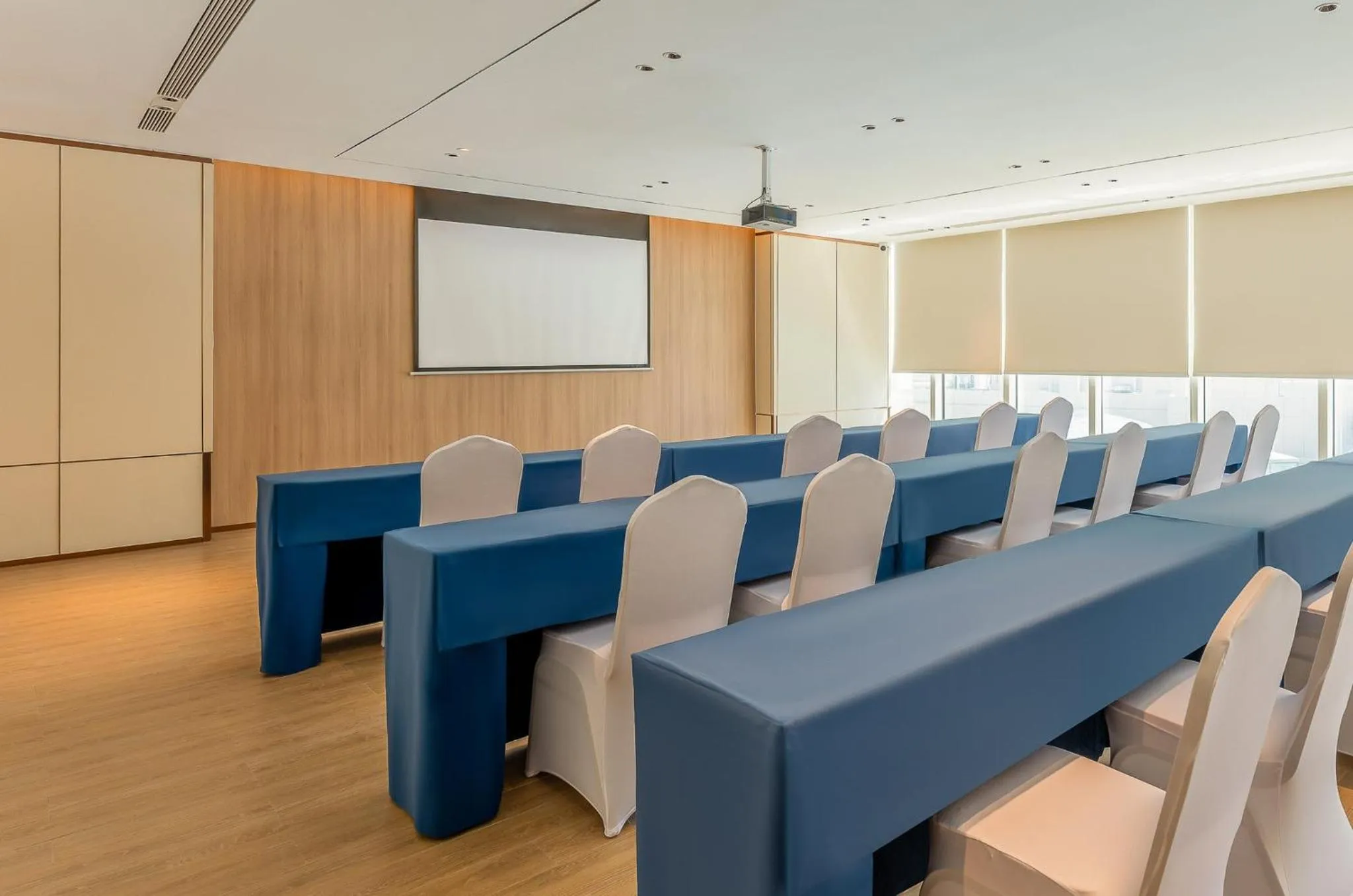 Meeting/conference room in Holiday Inn Express Binzhou City Center by IHG
