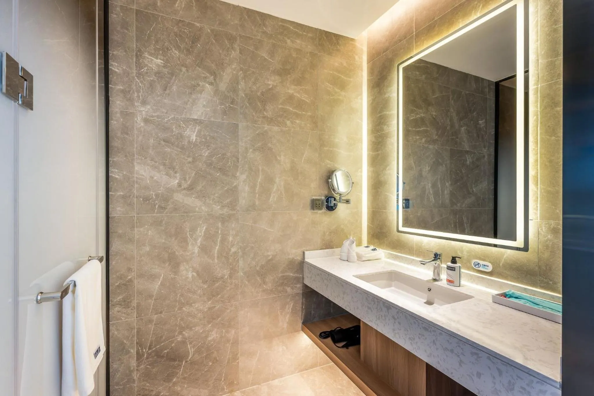 Photo of the whole room in Holiday Inn Express Binzhou City Center by IHG