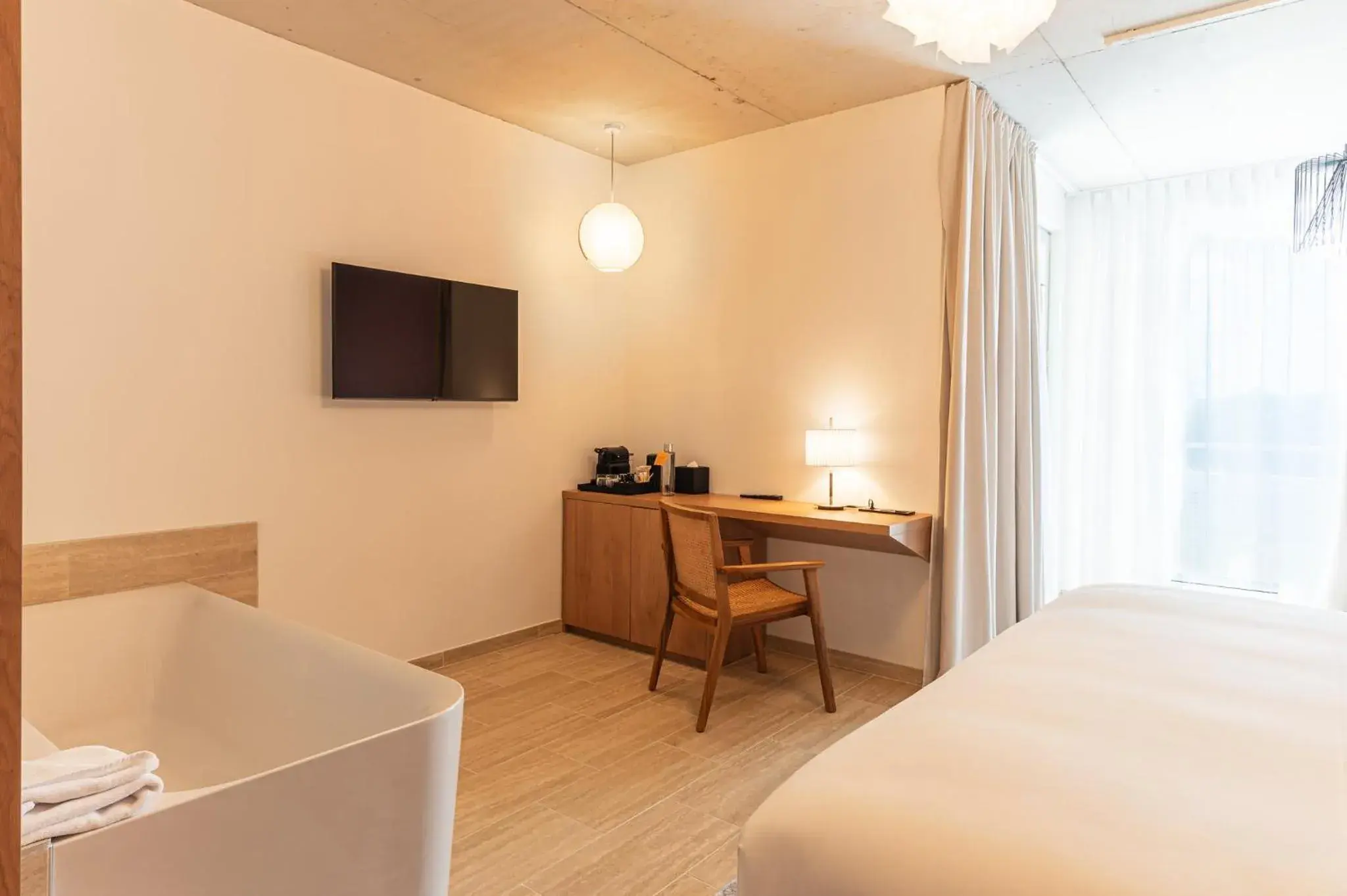 Photo of the whole room, Bed in voco Beaune , Cité des Vins by IHG Photo of the whole room, Bed in voco Beaune , Cité des Vins by IHG