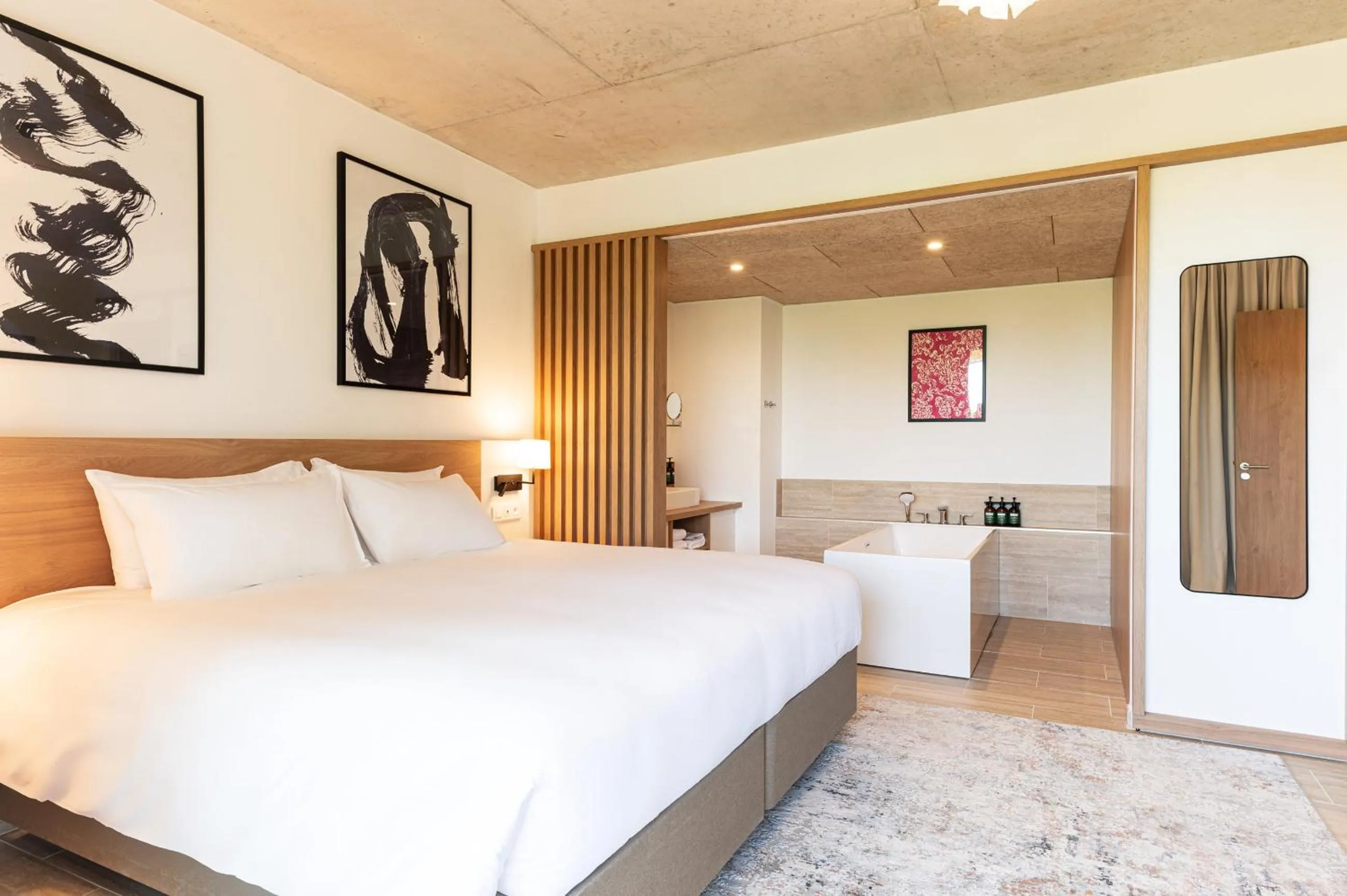 Photo of the whole room, Bed in voco Beaune , Cité des Vins by IHG
